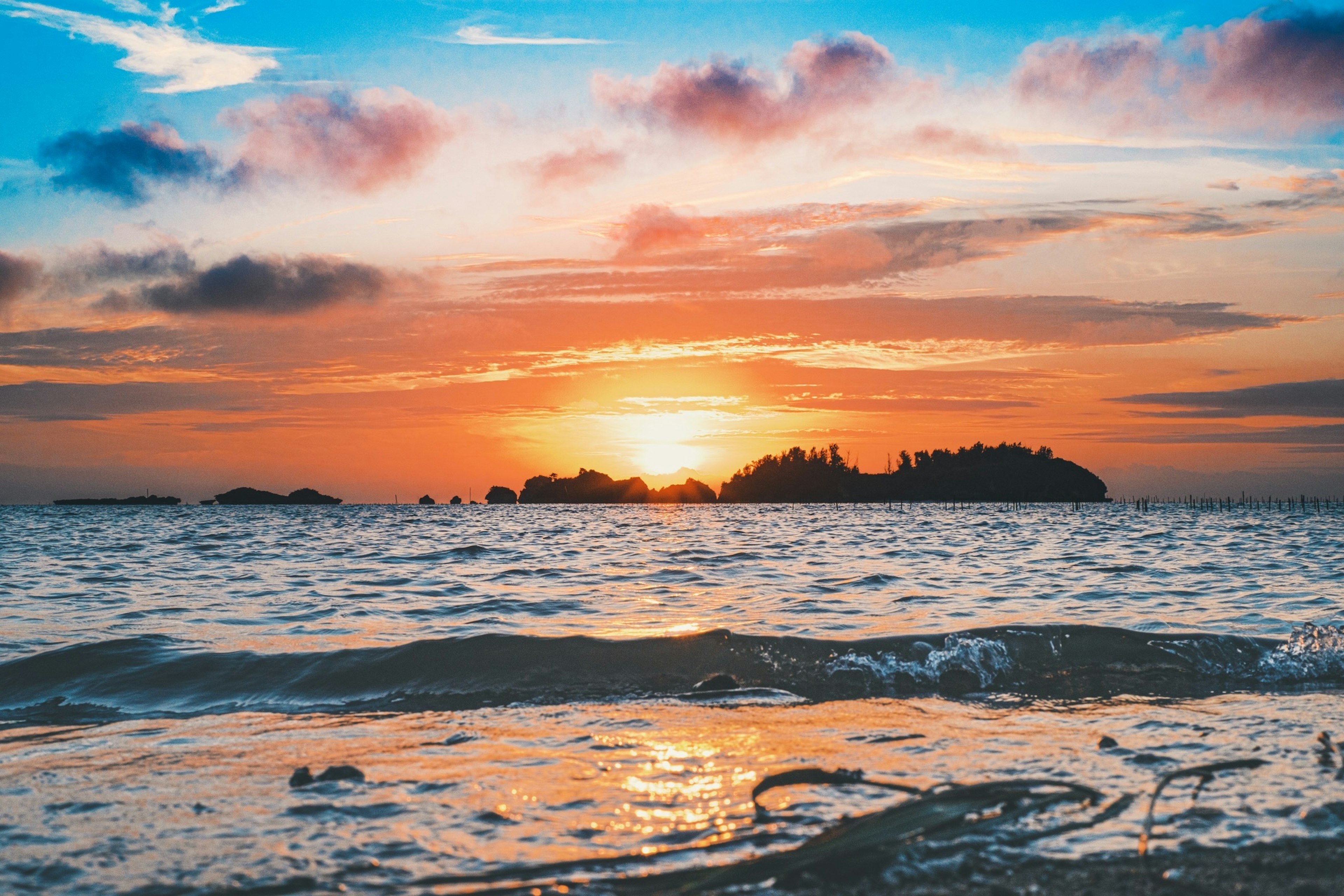 Bellissimo tramonto sull'oceano con cieli colorati e onde calme