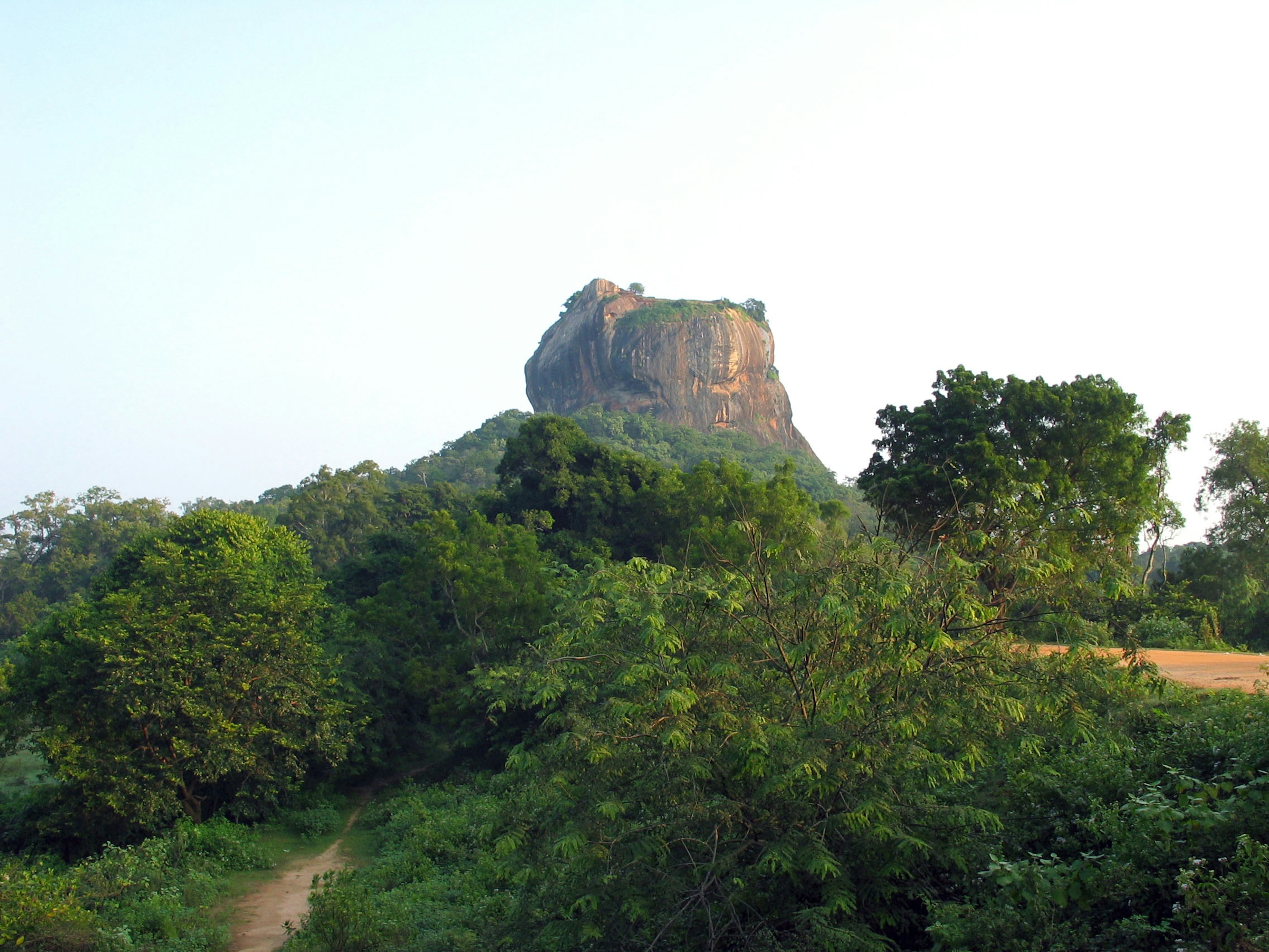 绿色植被环绕的岩石山丘的风景