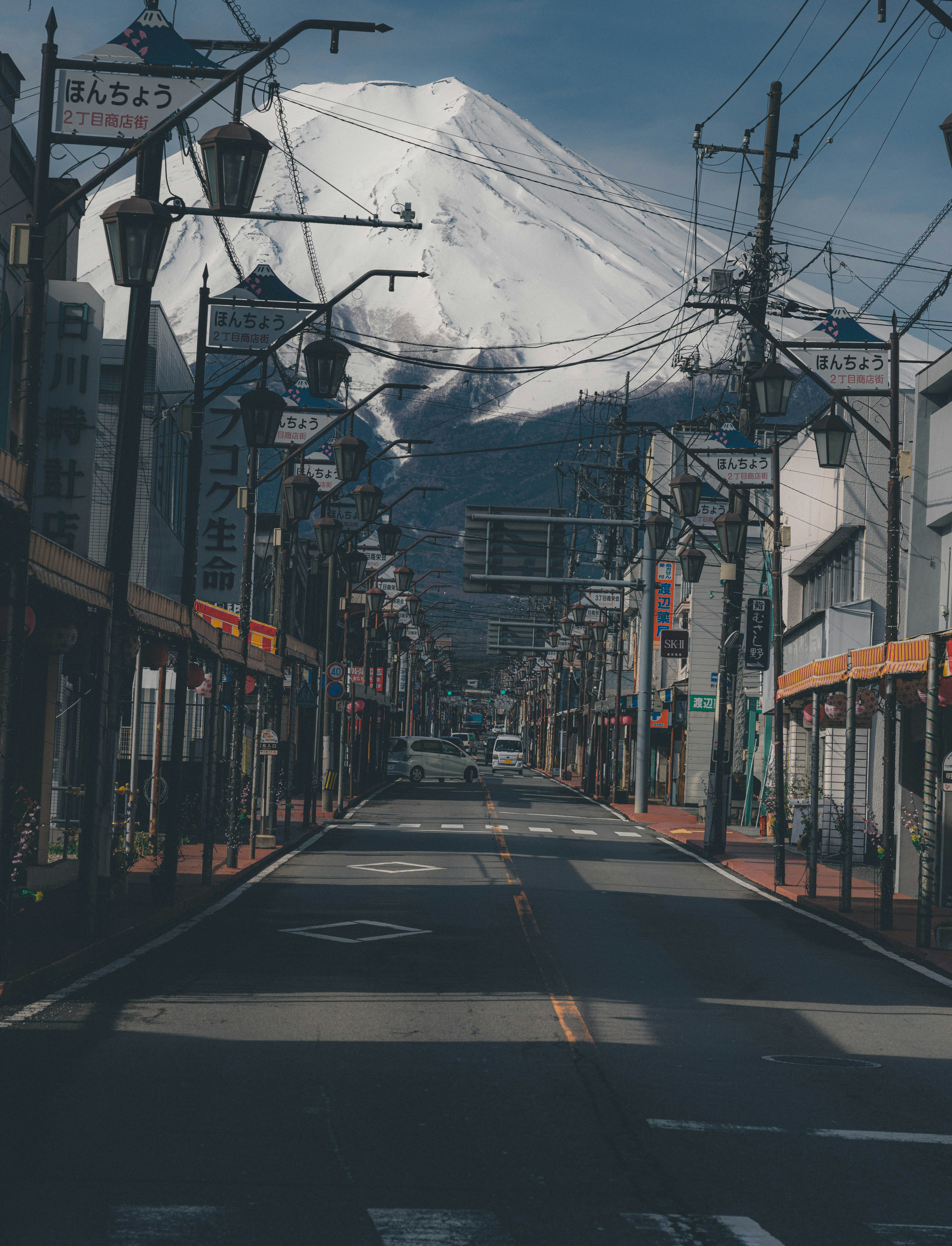 静かな街並みに富士山がそびえる風景