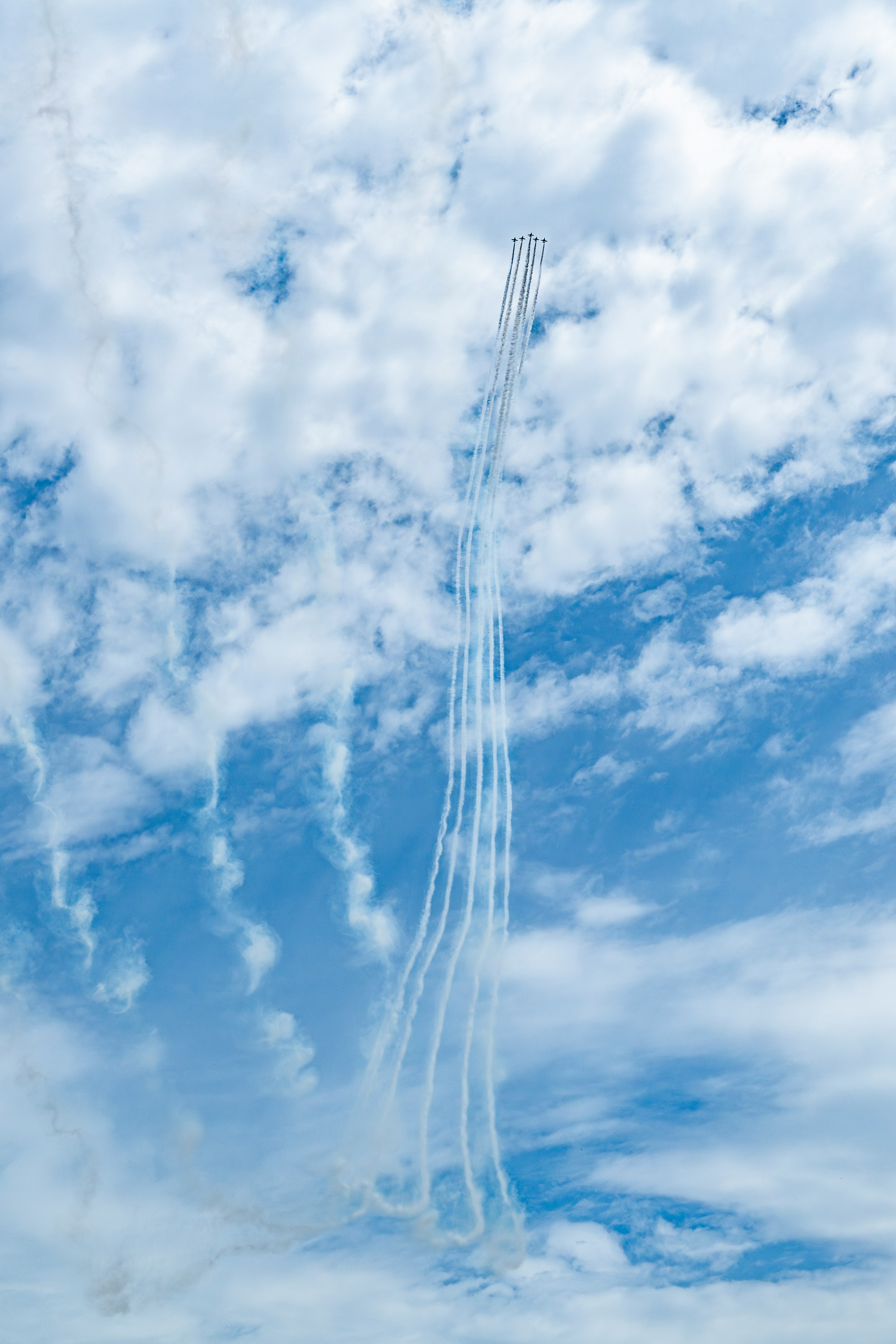 Rastros de humo artísticos de aviones en un cielo azul