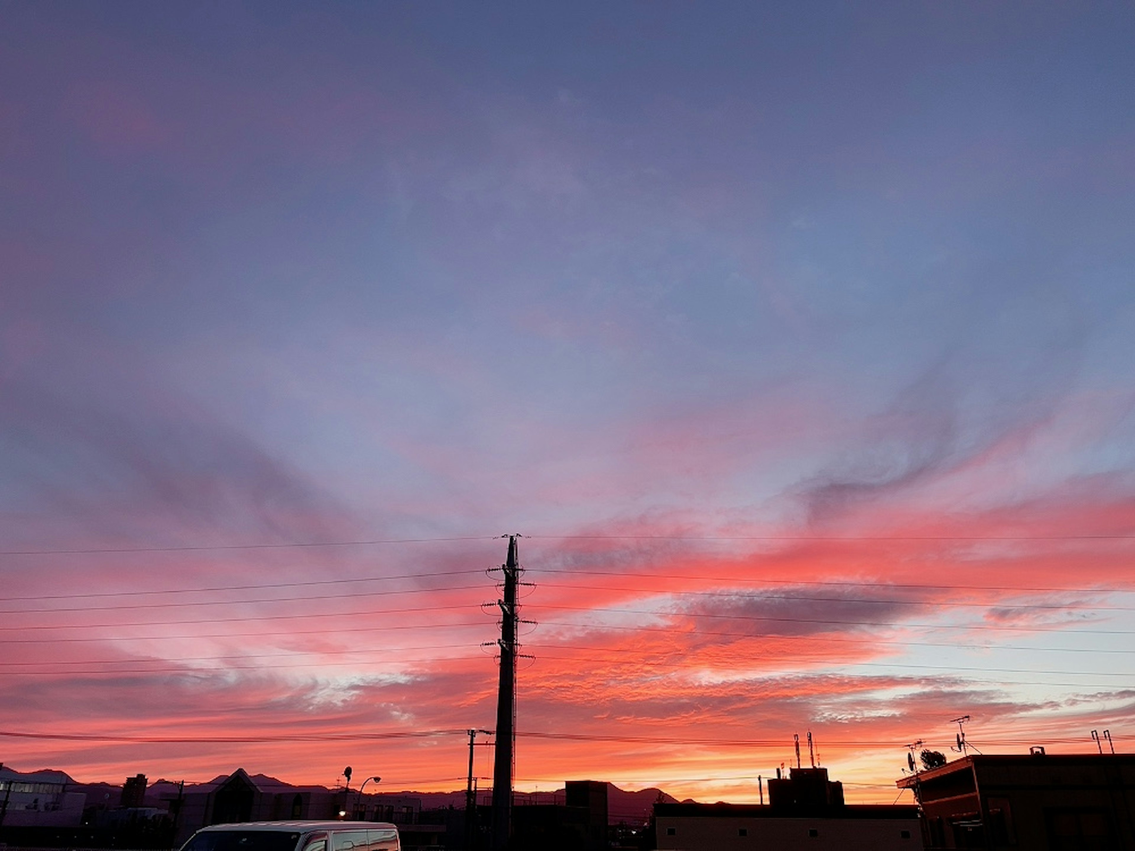 Cielo al tramonto bello con sfumature di rosa e blu