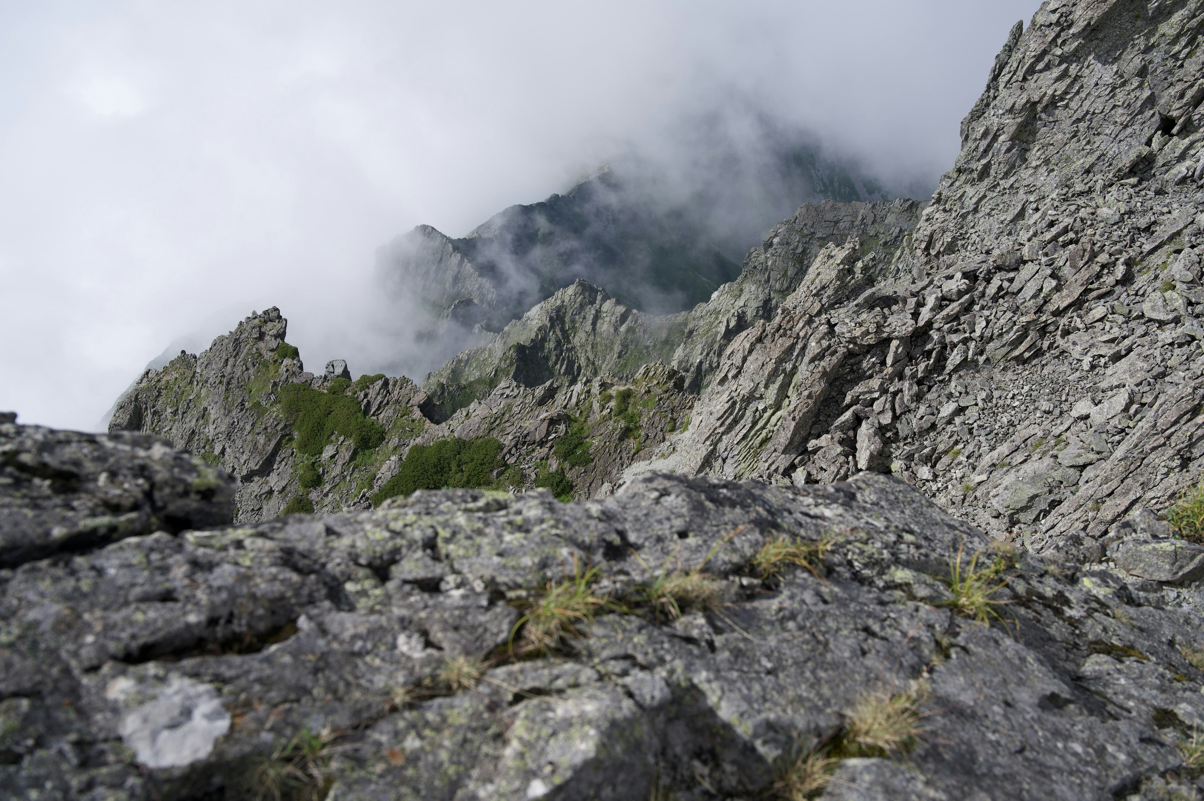 雲に覆われた山の頂上からの岩の風景