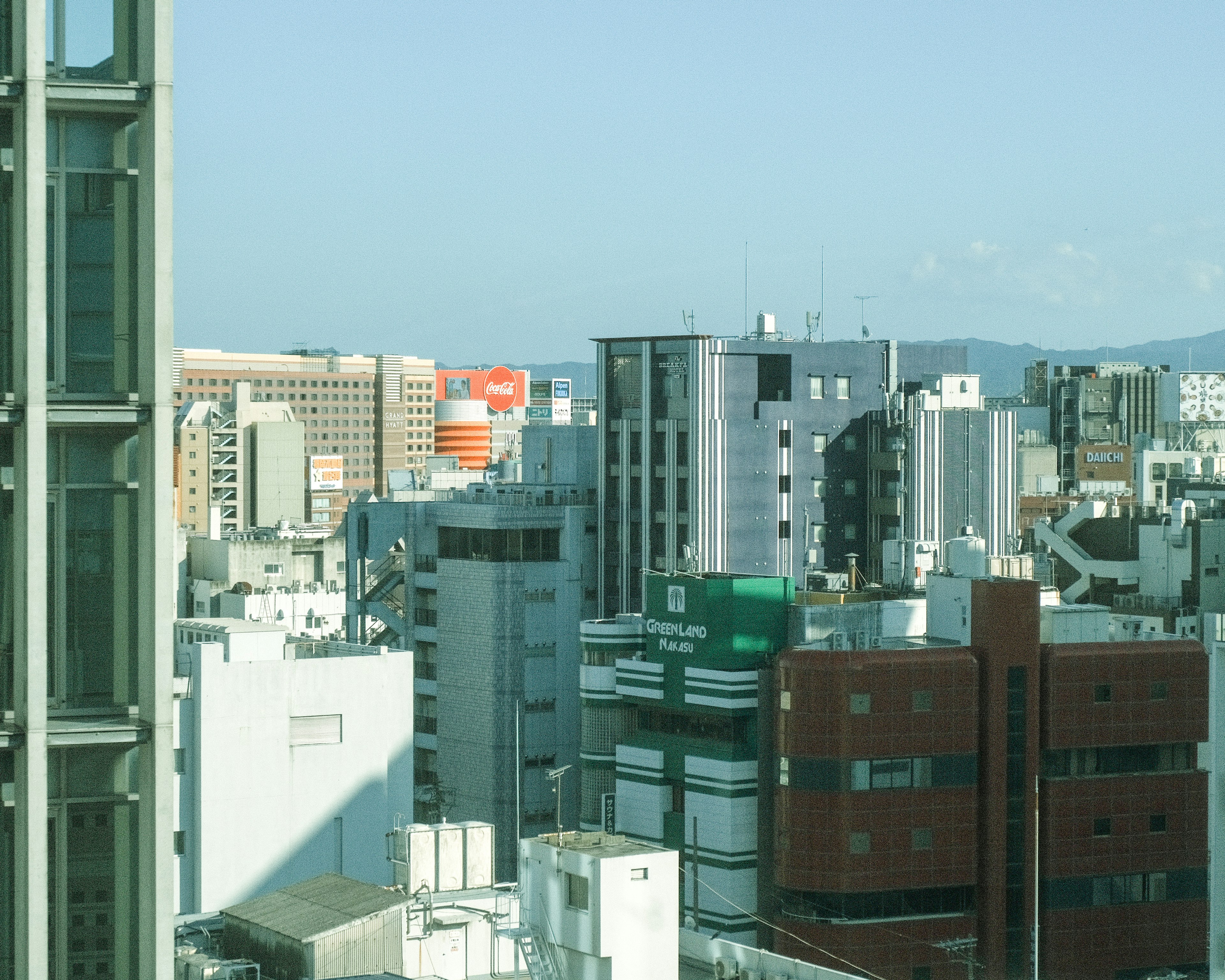 Horizonte urbano con edificios y cielo azul claro