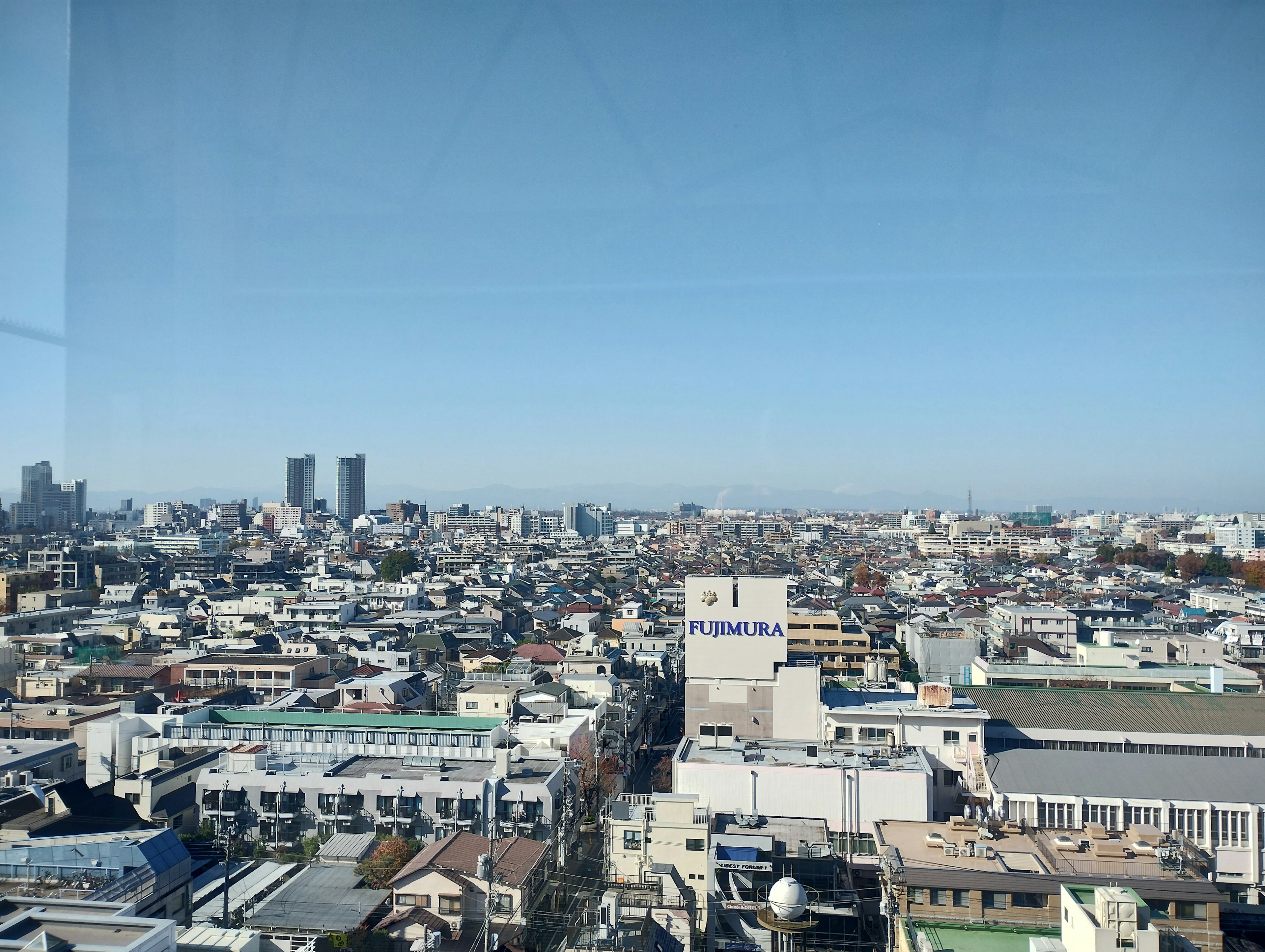 東京の都市景観と青空が広がる高層ビルの眺め