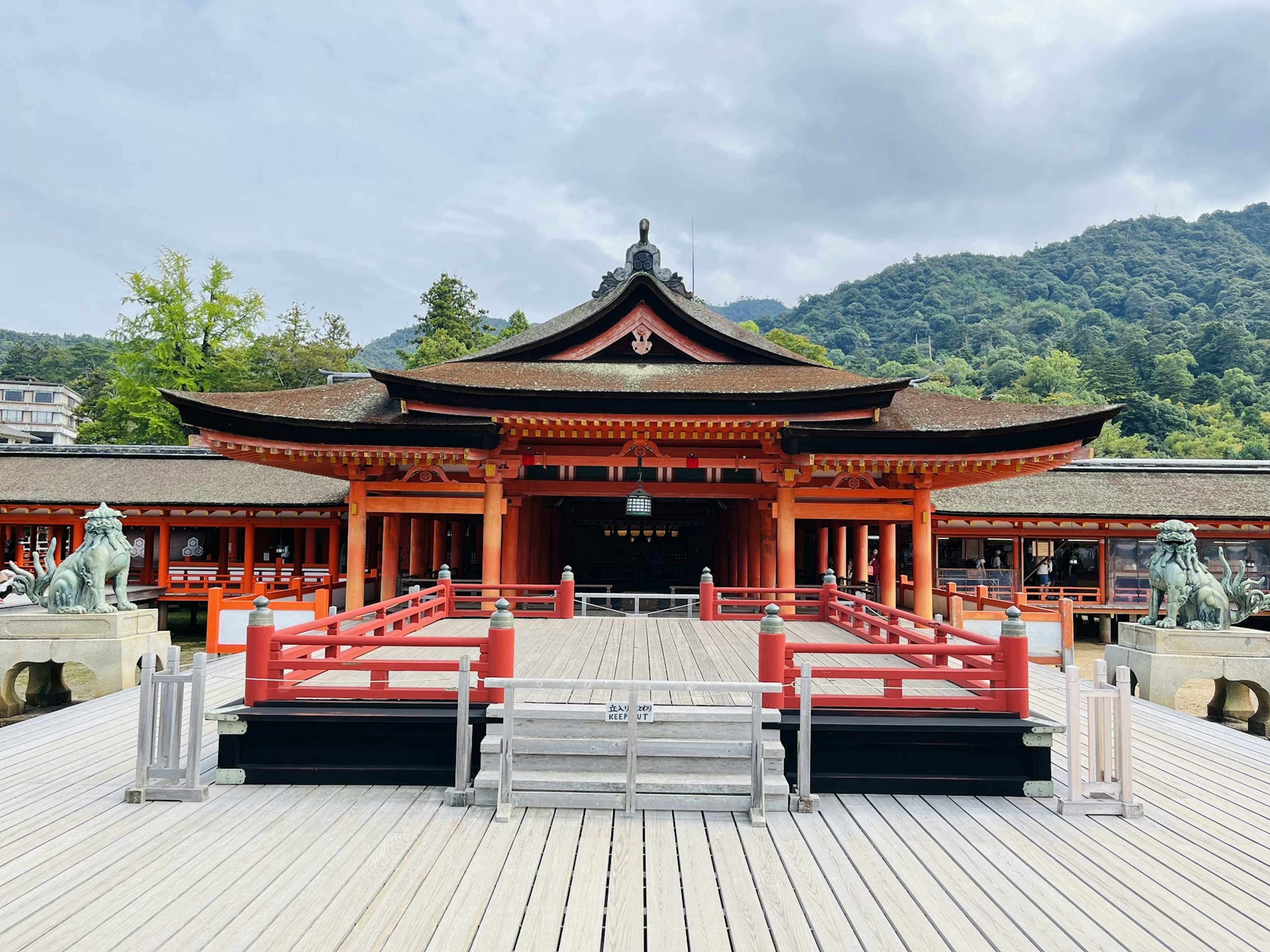 傳統日本神社建築，紅色柱子和寬闊的甲板