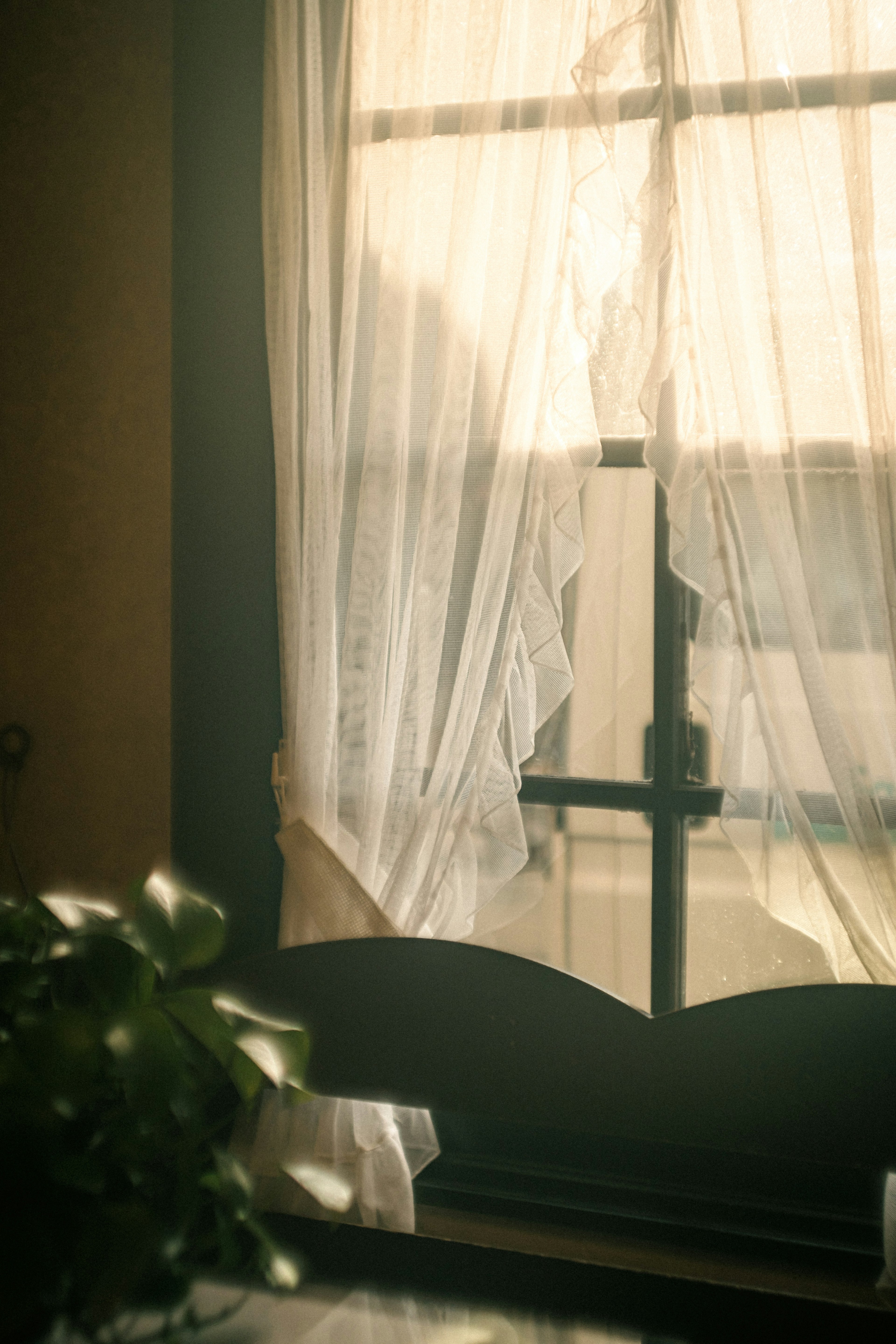 Una escena interior serena con una ventana y cortinas suaves dejando entrar la luz