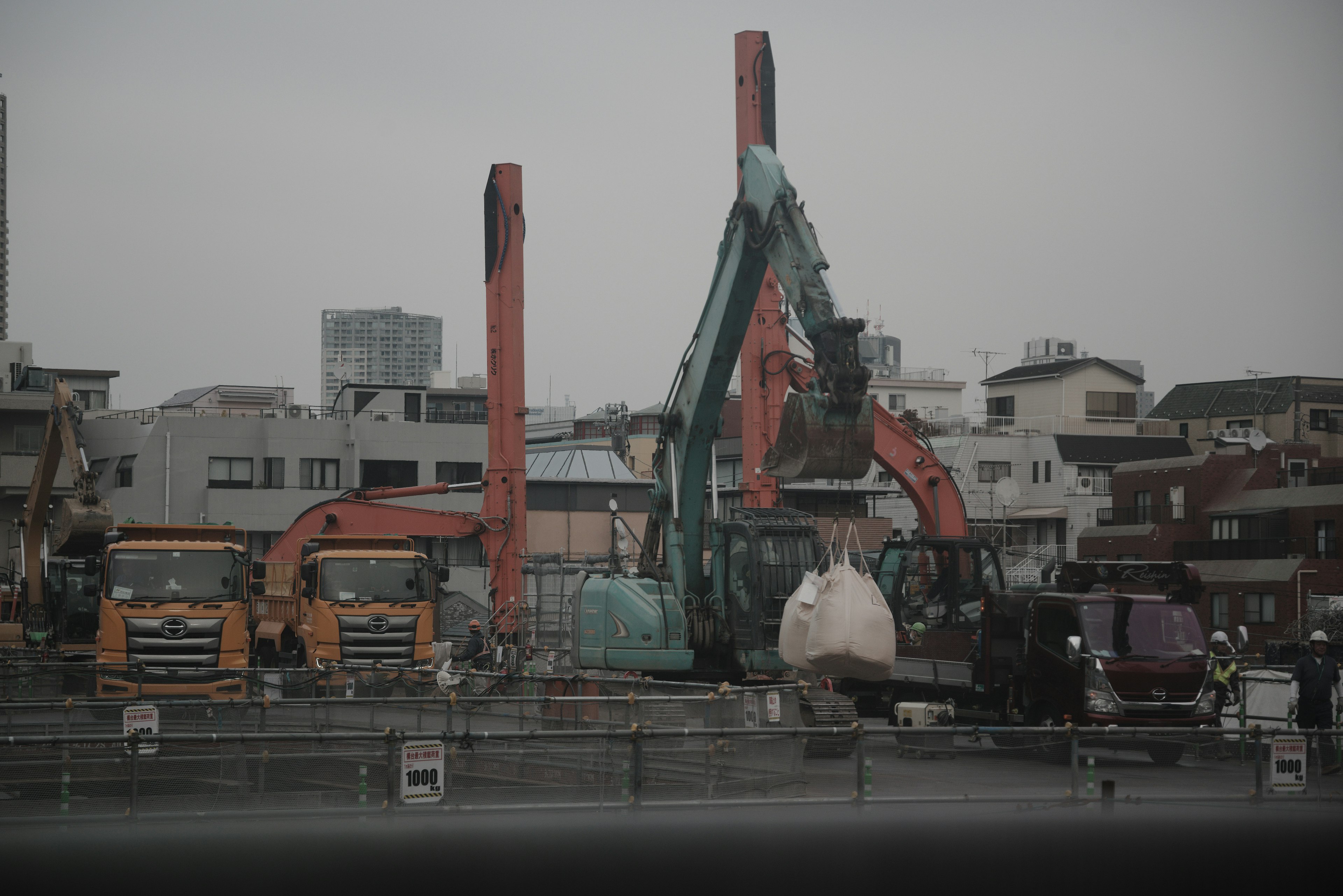 建築工地上有重型機械和起重機