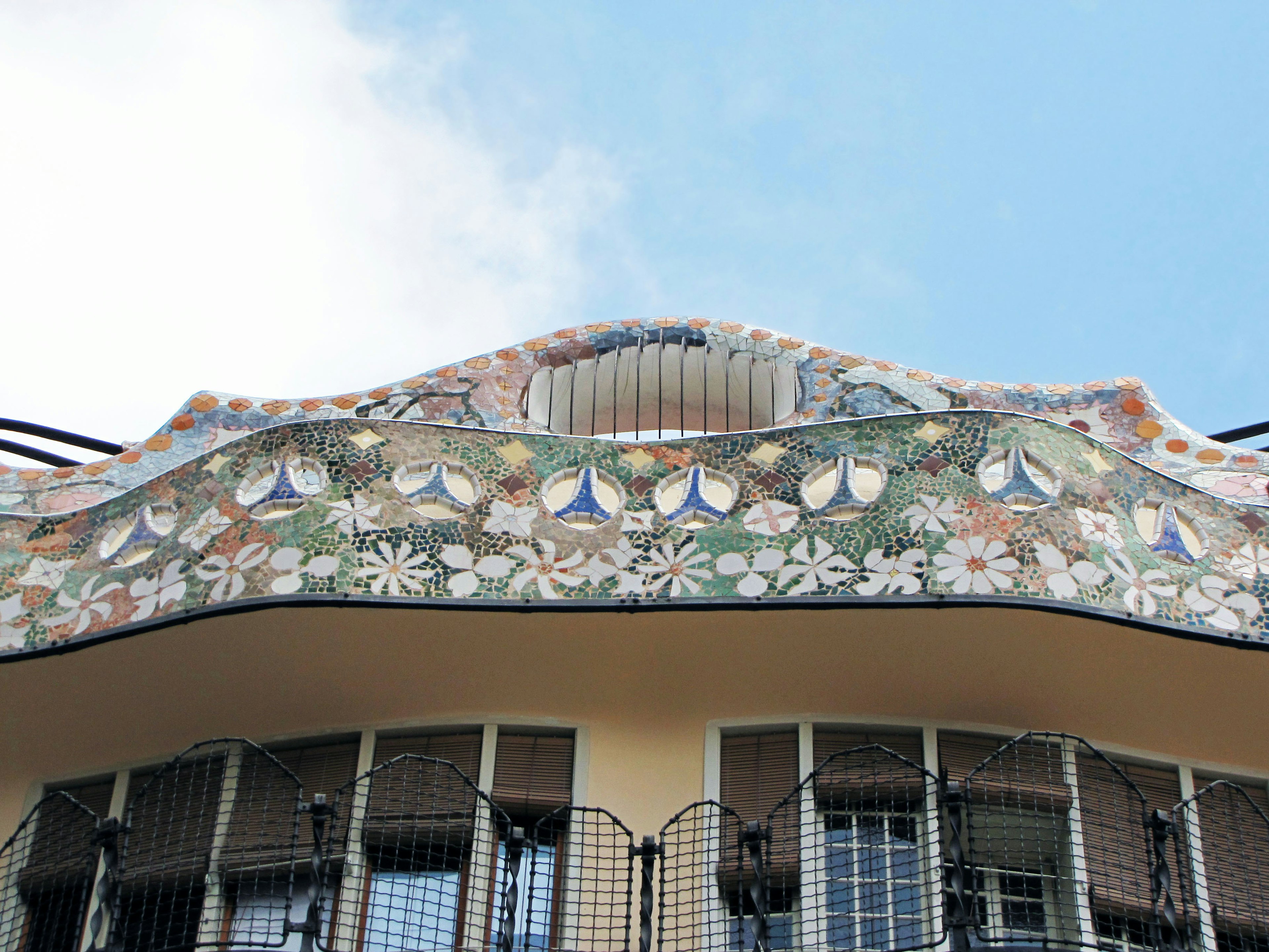 Oberer Teil einer Gebäude-Fassade, geschmückt mit schönen Fliesen-Dekorationen