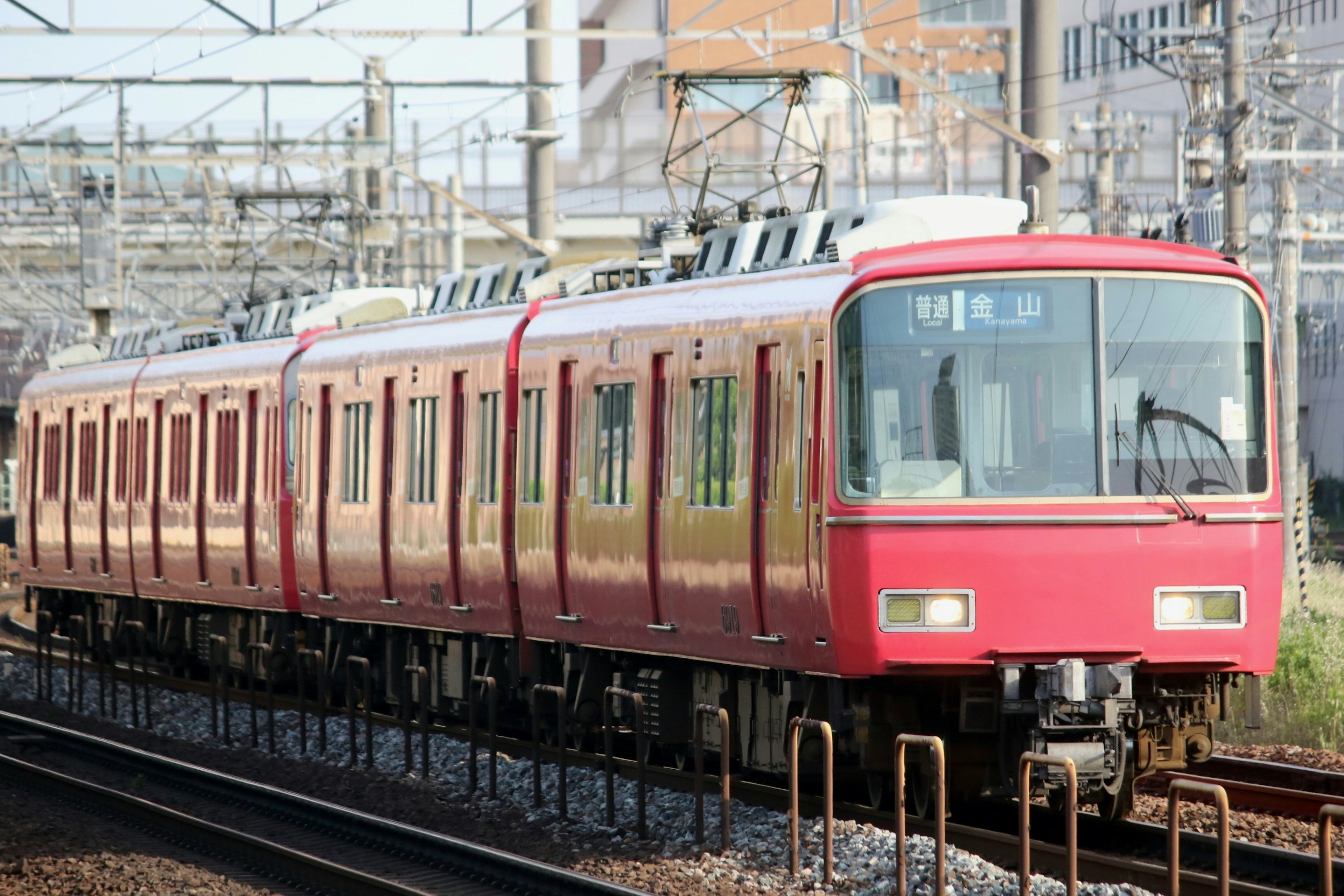 Un train rouge circulant le long des voies