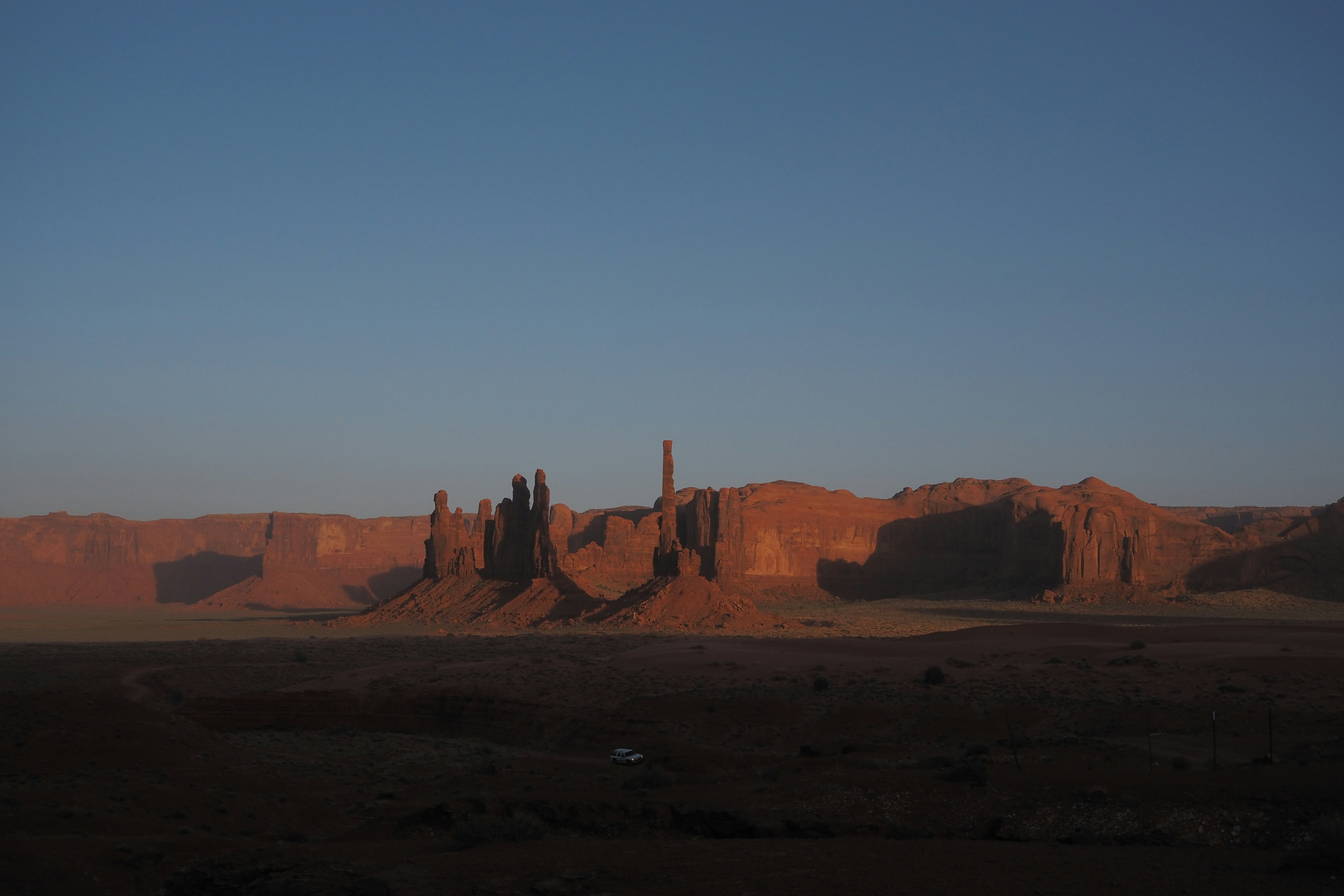 Vue au coucher du soleil de Monument Valley avec des formations rocheuses rouges