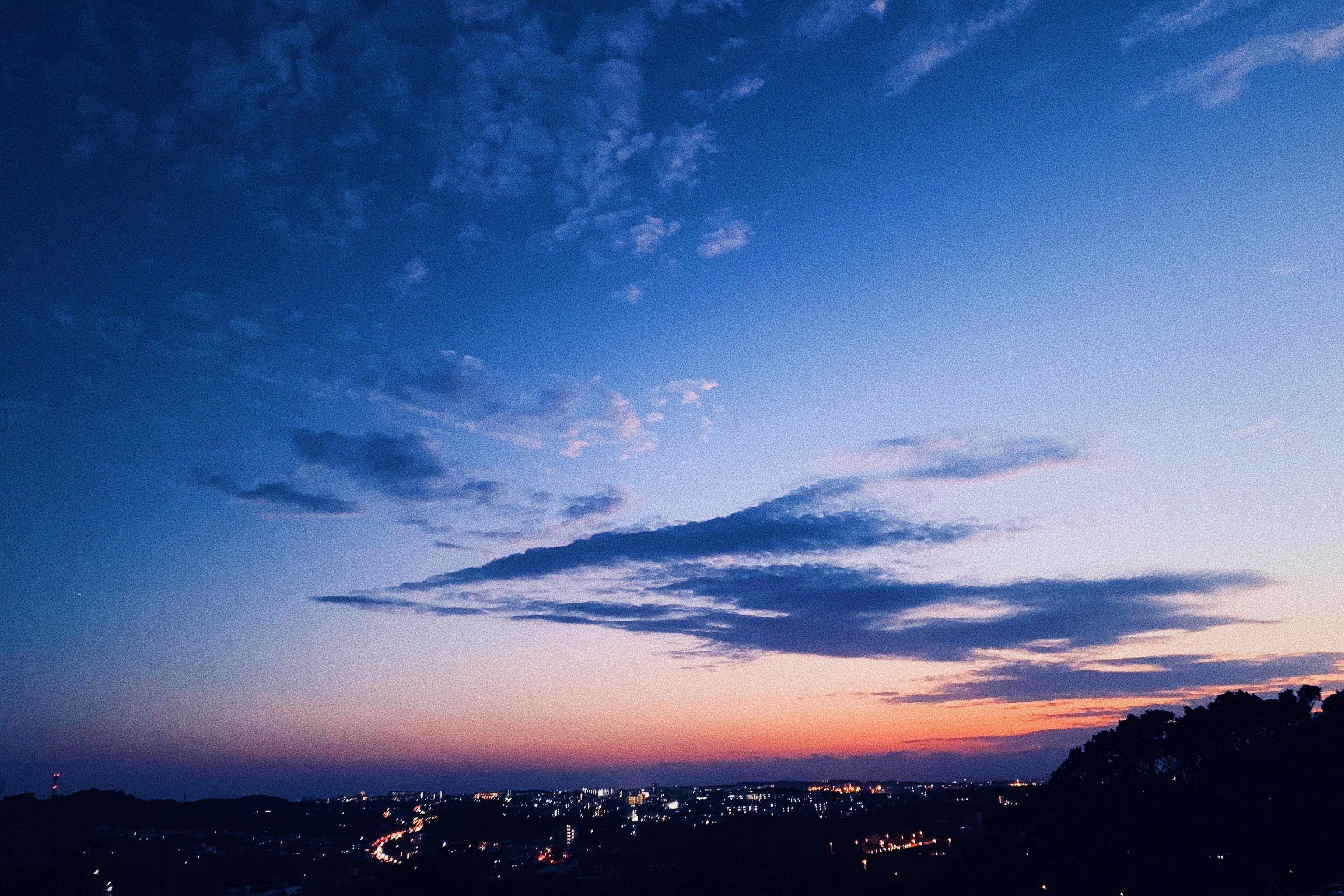 Ein atemberaubender Sonnenuntergangshimmel über einer Stadtlandschaft