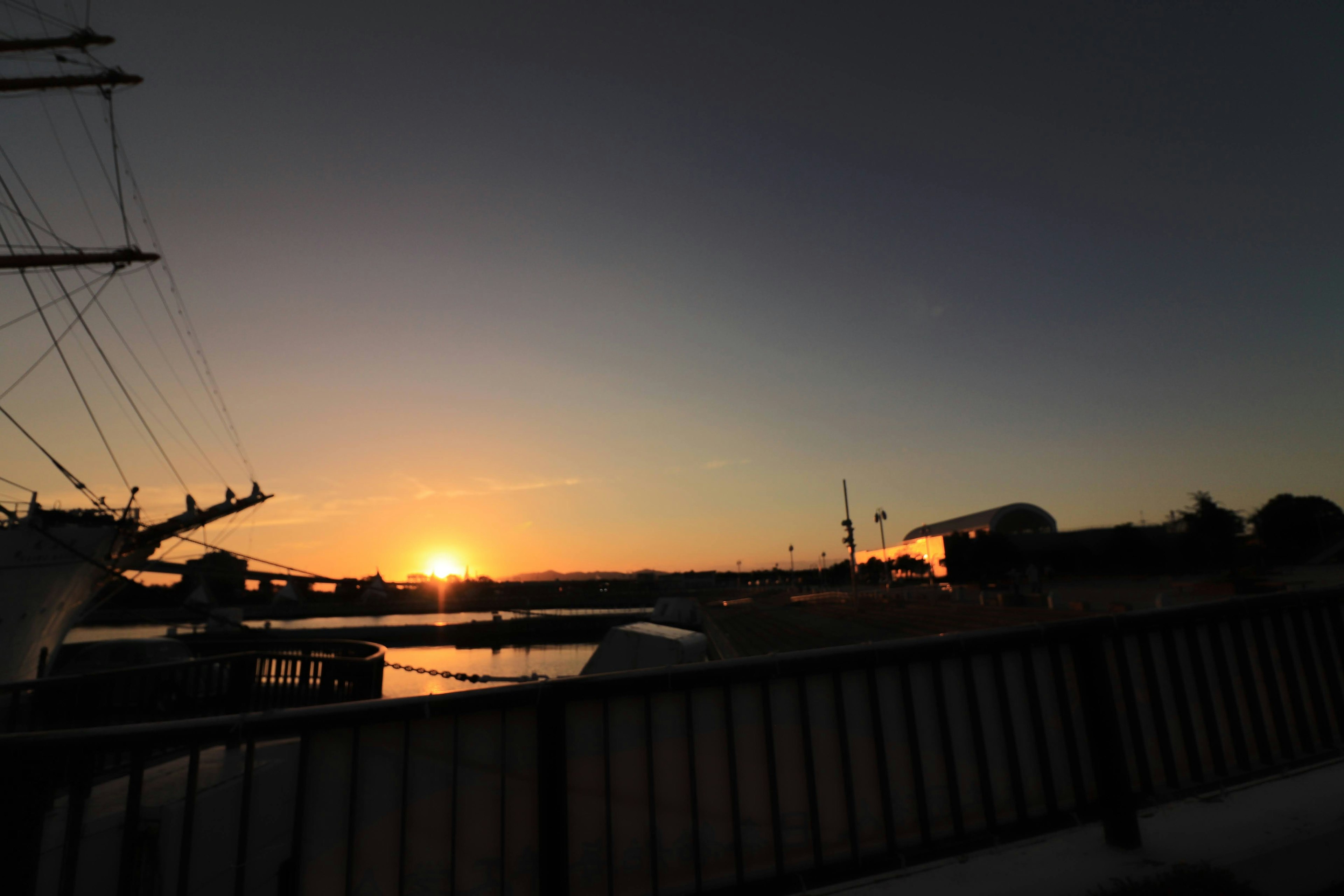 海上日落場景 可見船隻和碼頭