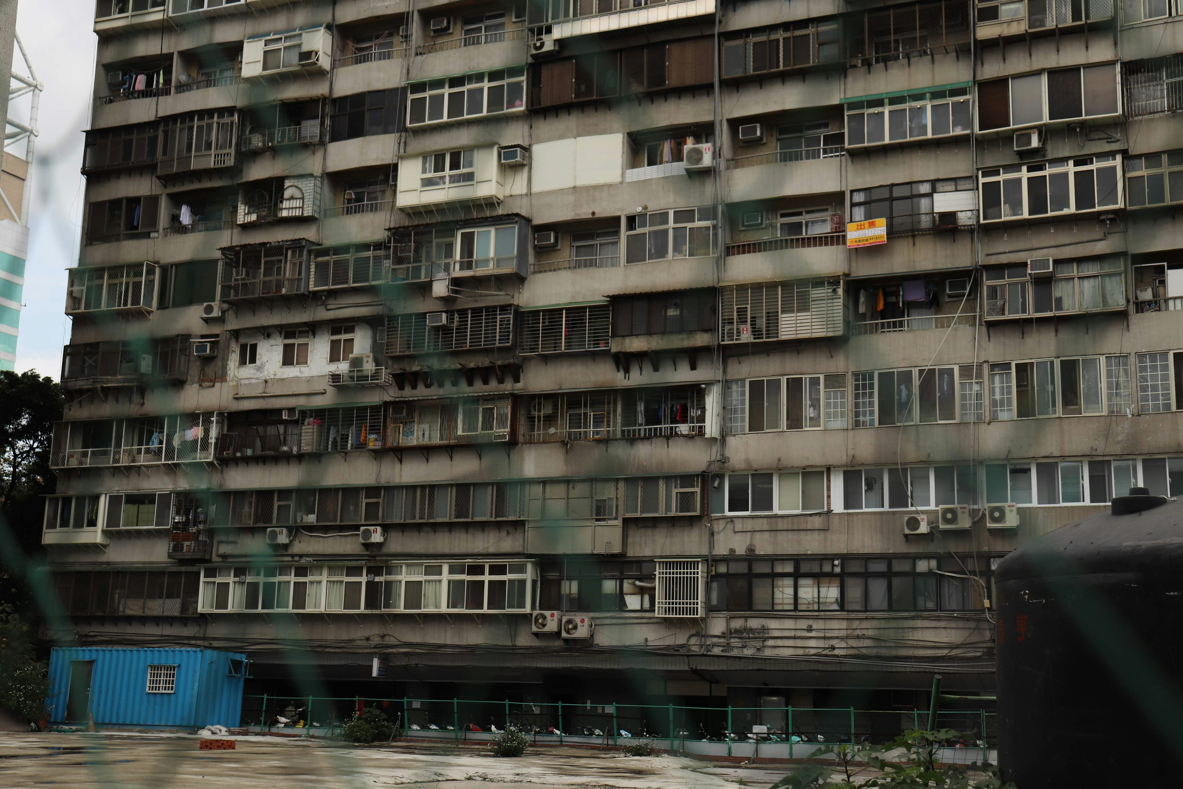 Fachada de un viejo edificio de apartamentos con numerosas ventanas