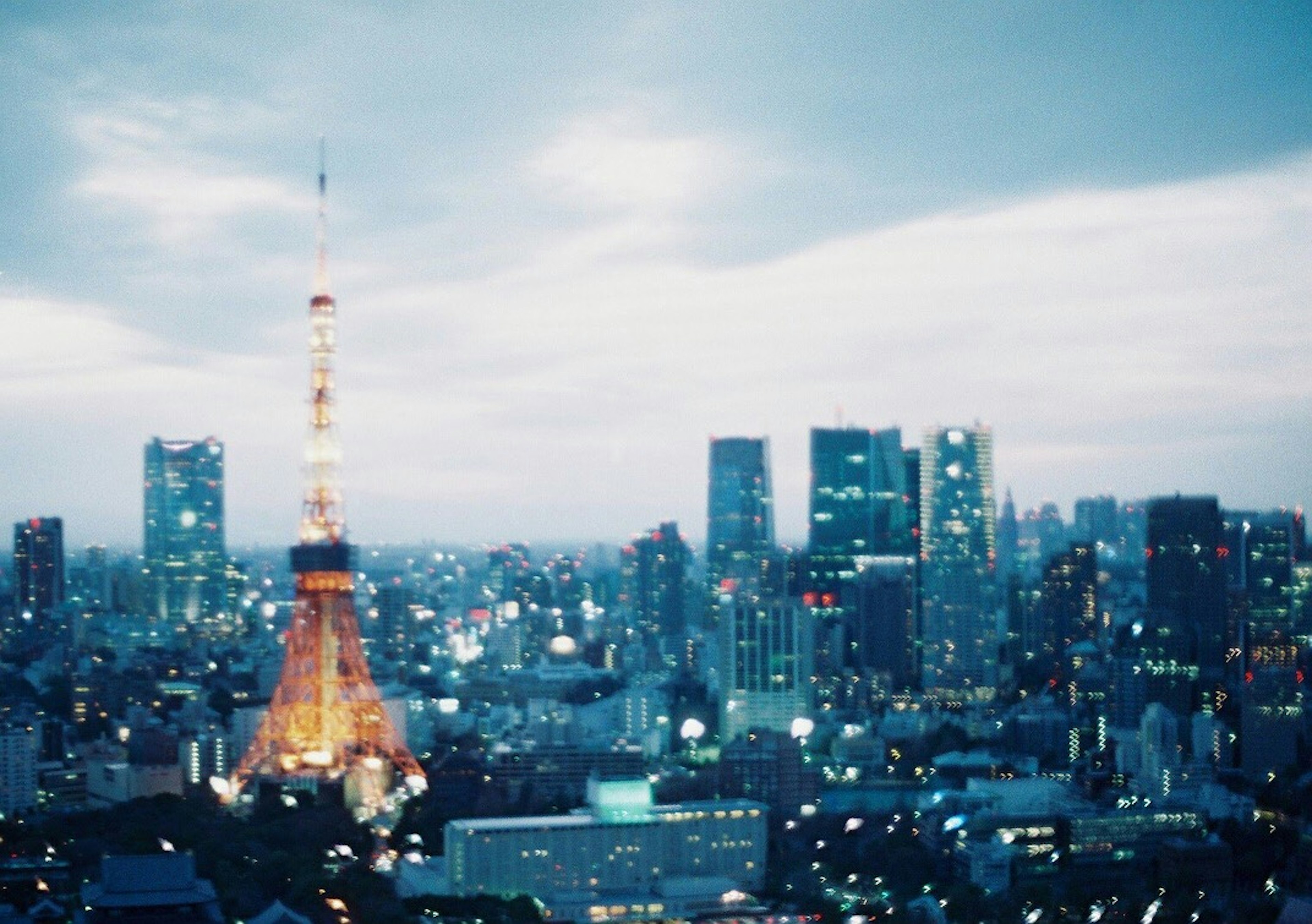 東京タワーと夜景の都市風景