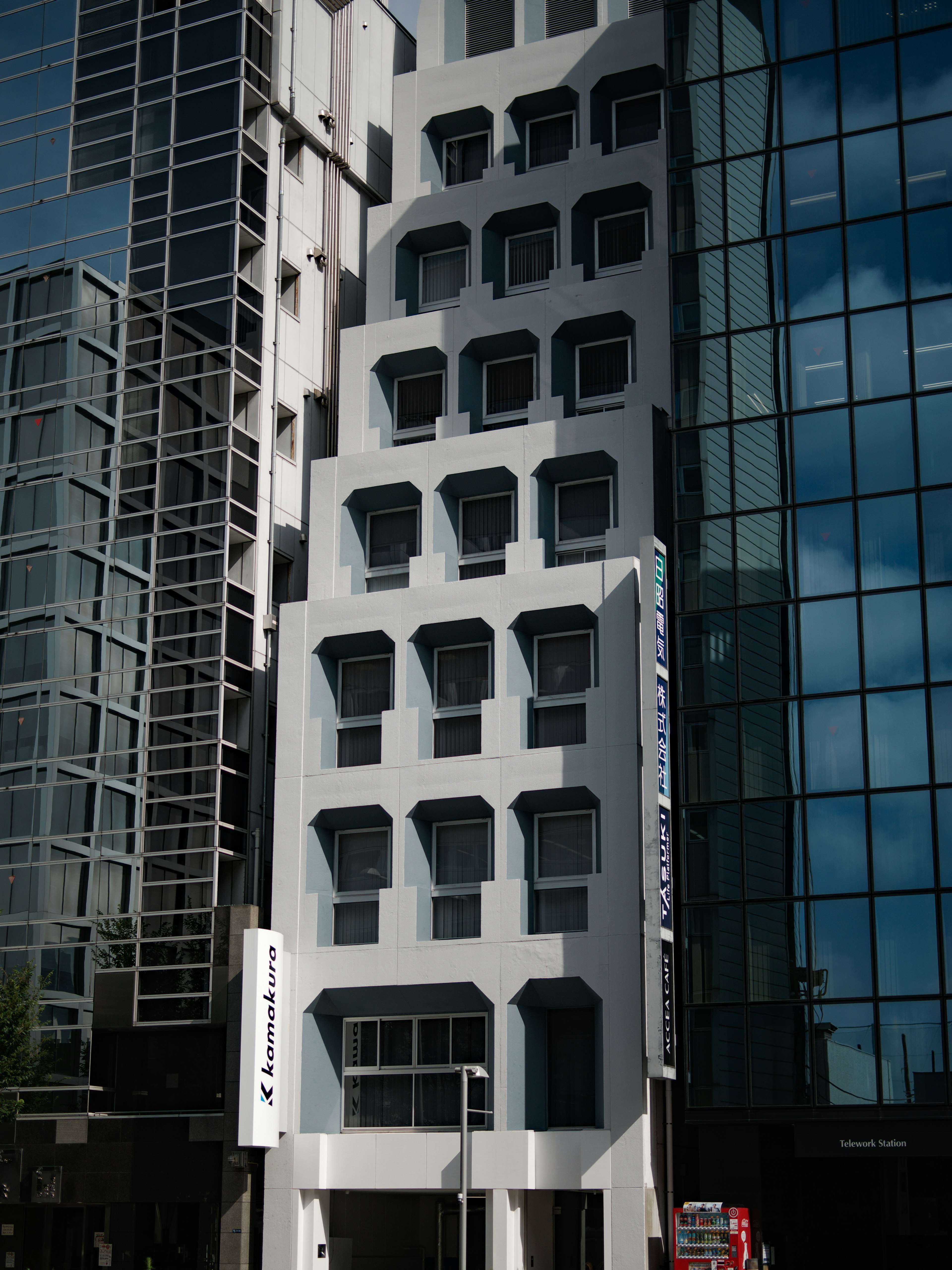 Foto de un edificio con exterior blanco y ventanas distintivas