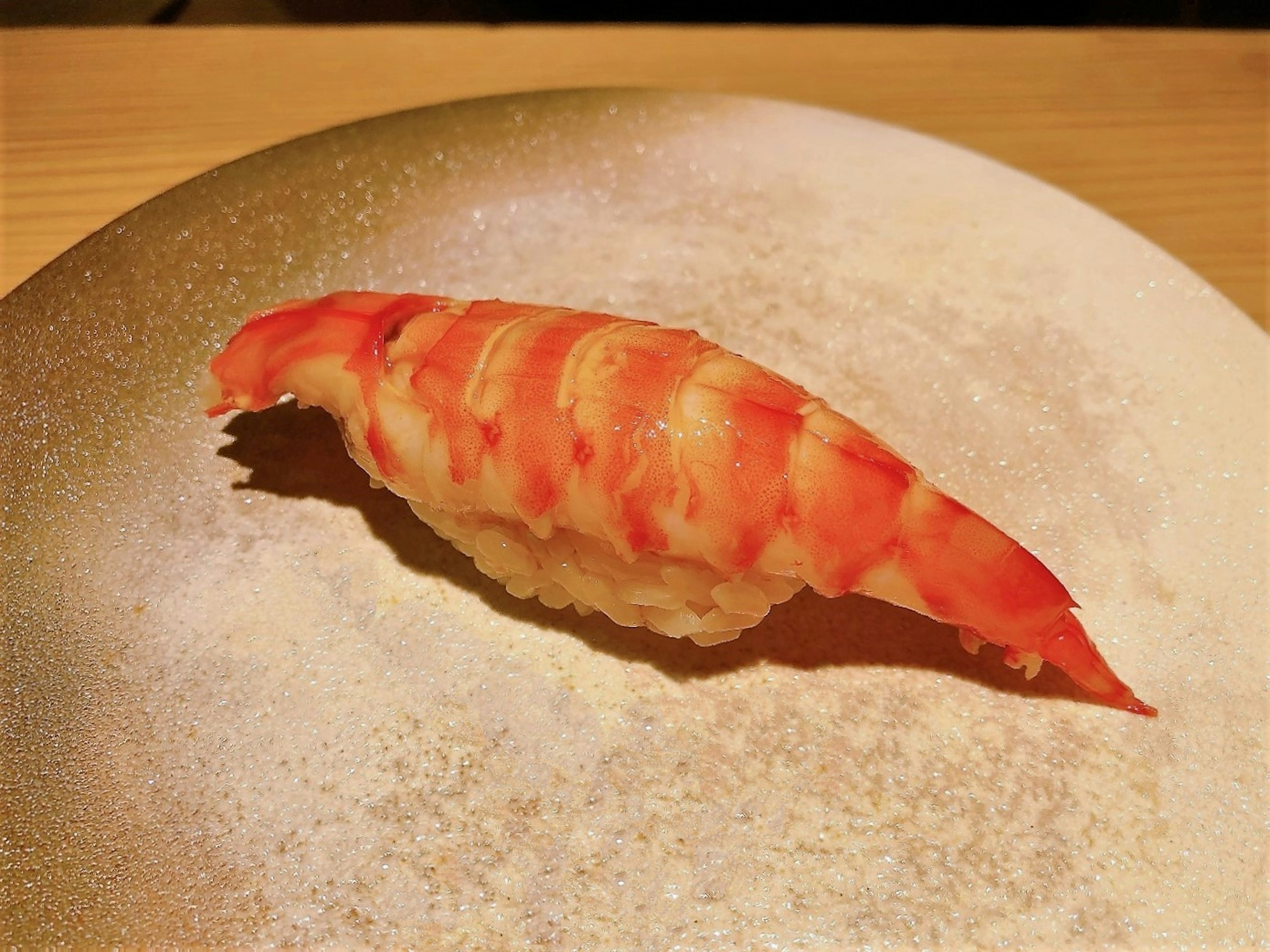 Sushi udang yang indah diletakkan di atas piring putih