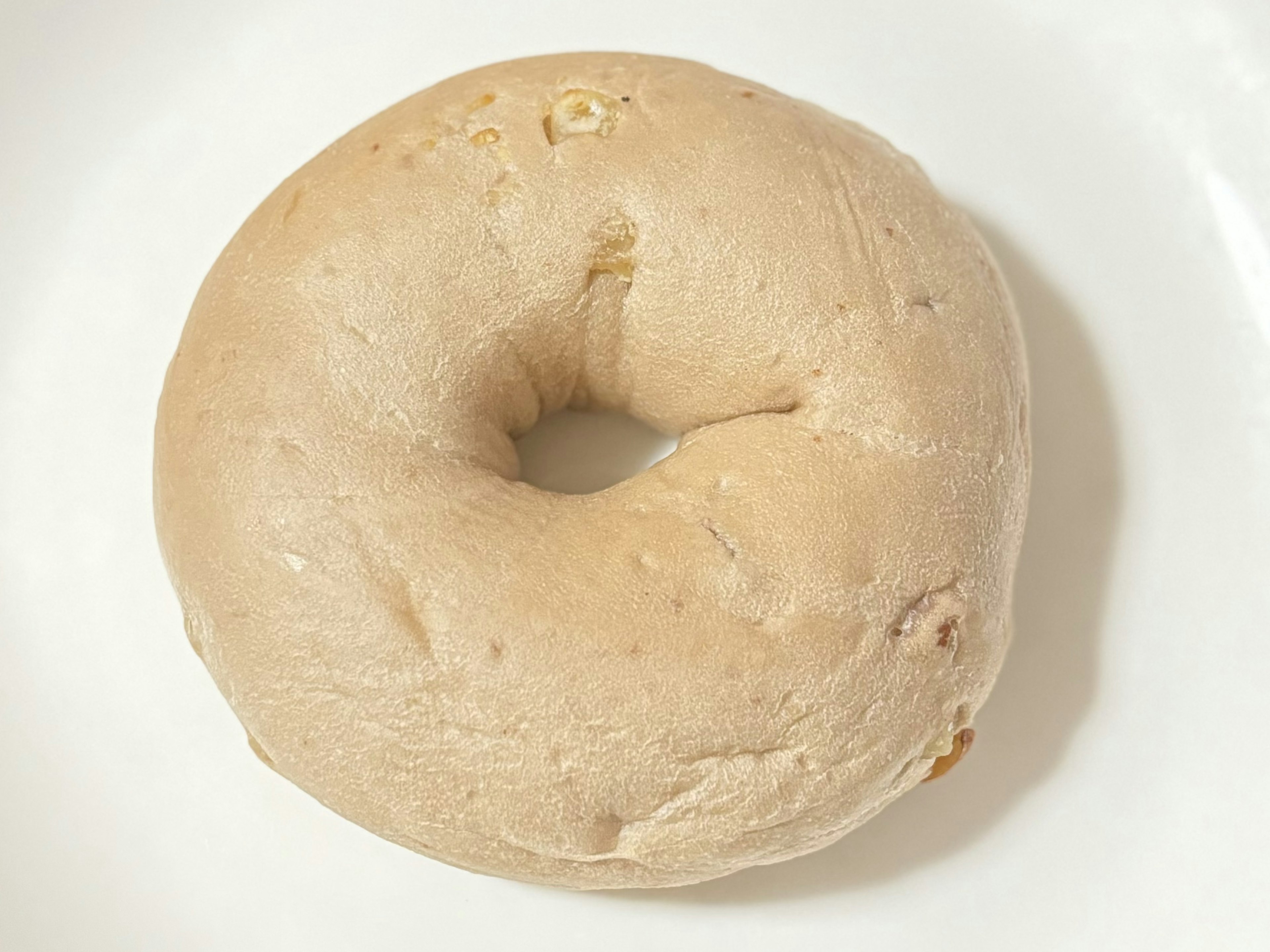 Bagel yang diletakkan di atas piring putih