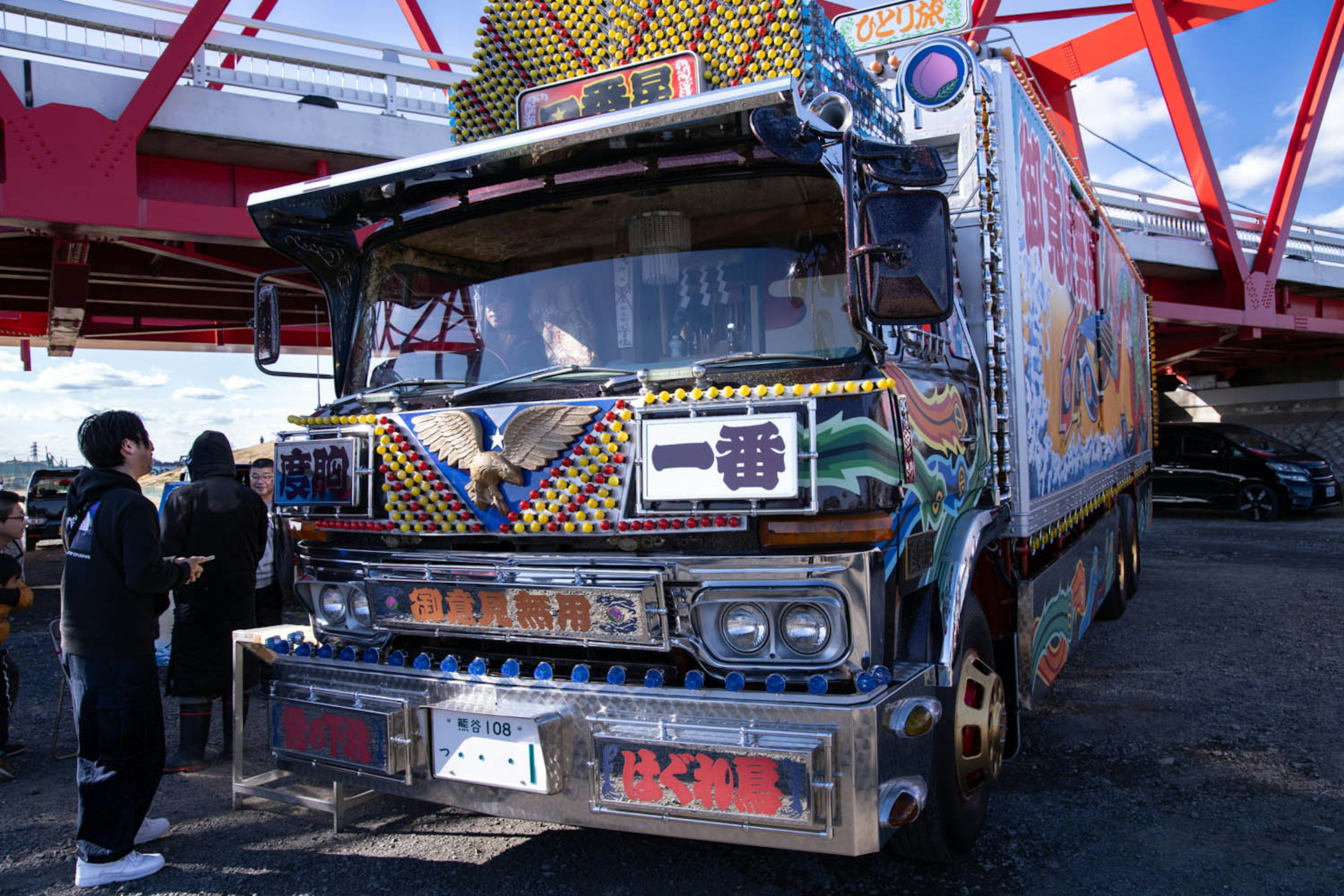 装飾されたトラックが橋の下に停車している