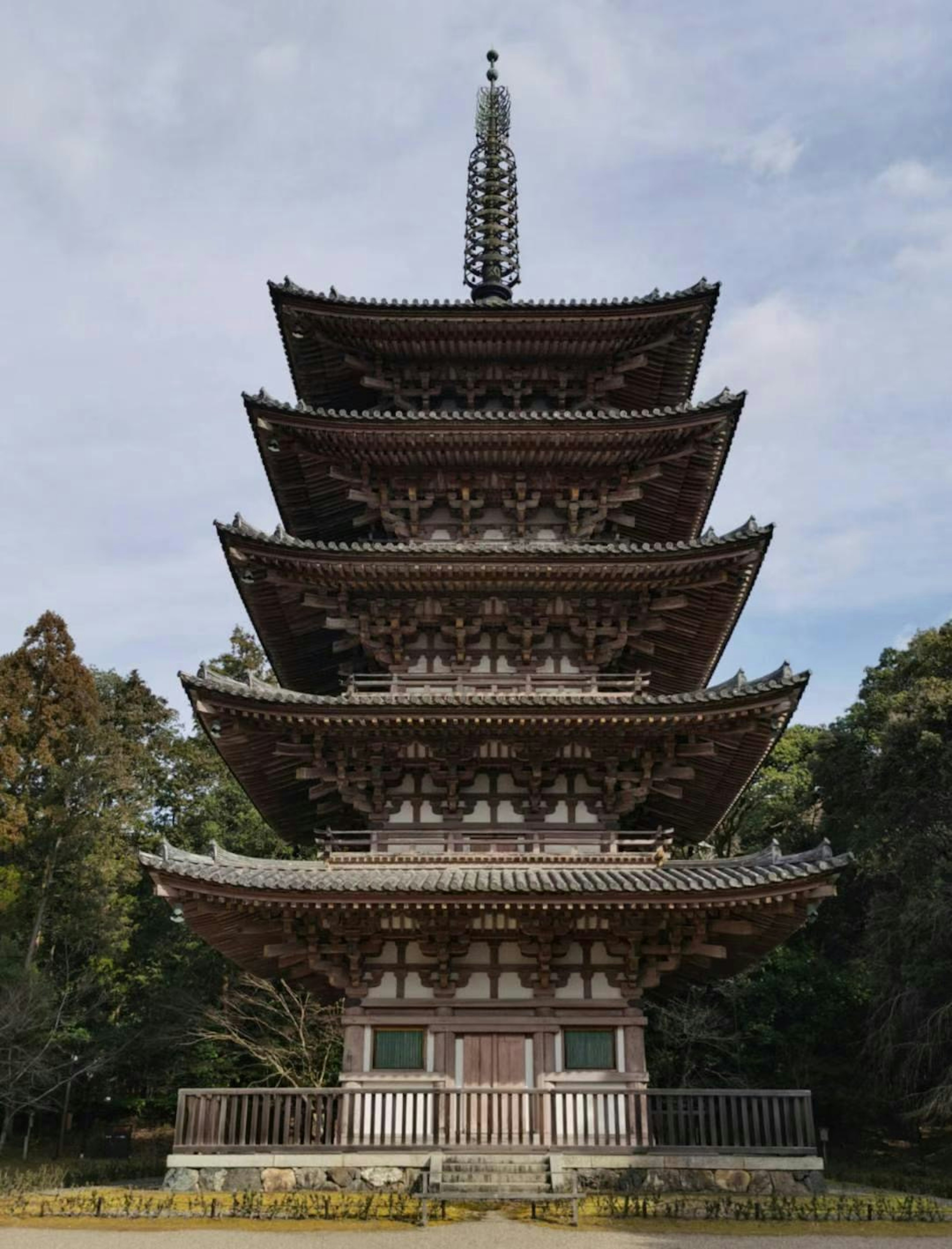 Schöne Architektur einer fünfstöckigen Pagode mit kunstvollen Schnitzereien