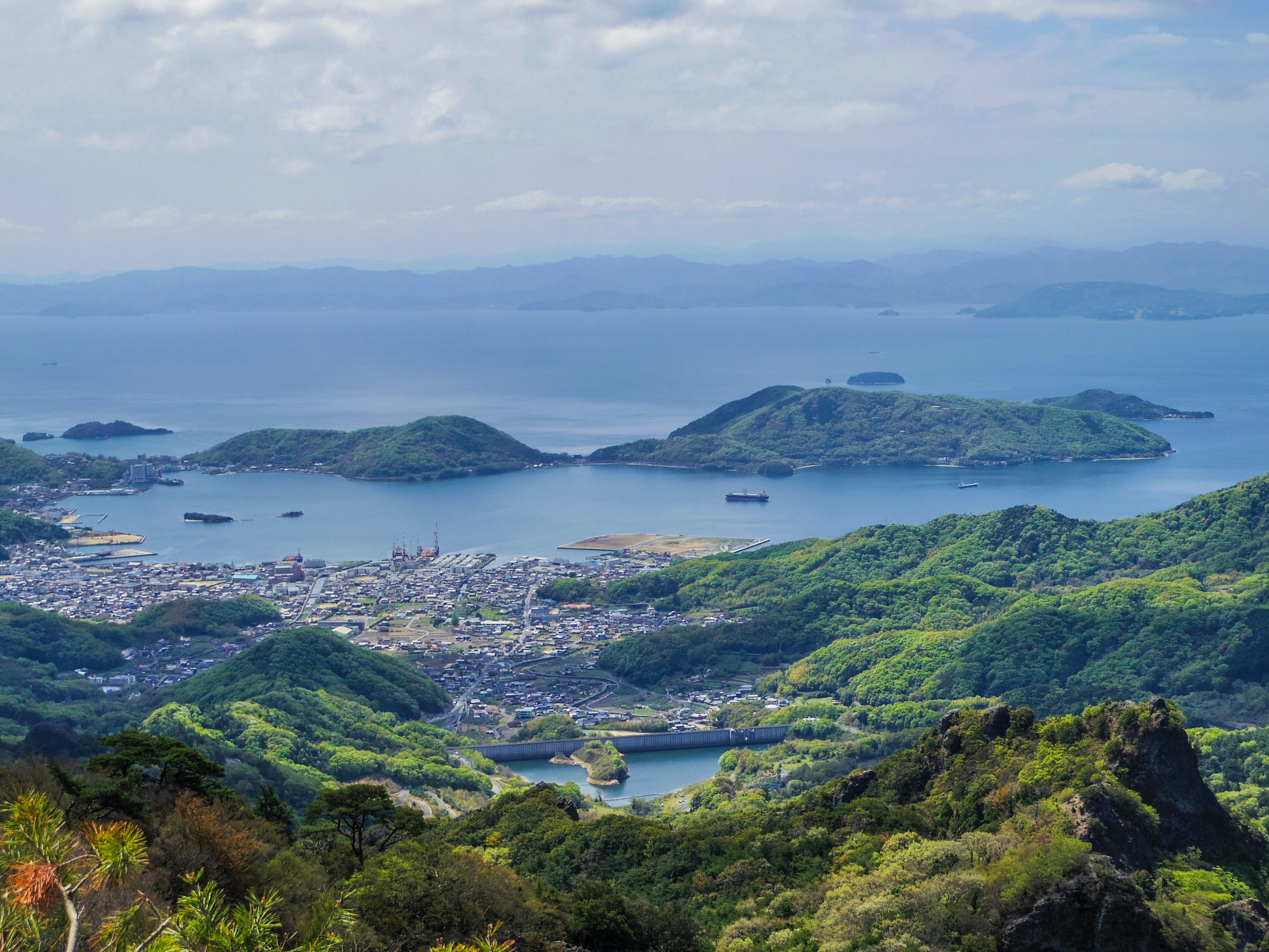 Vue côtière magnifique depuis le sommet d'une montagne avec des îles vertes et des eaux bleues