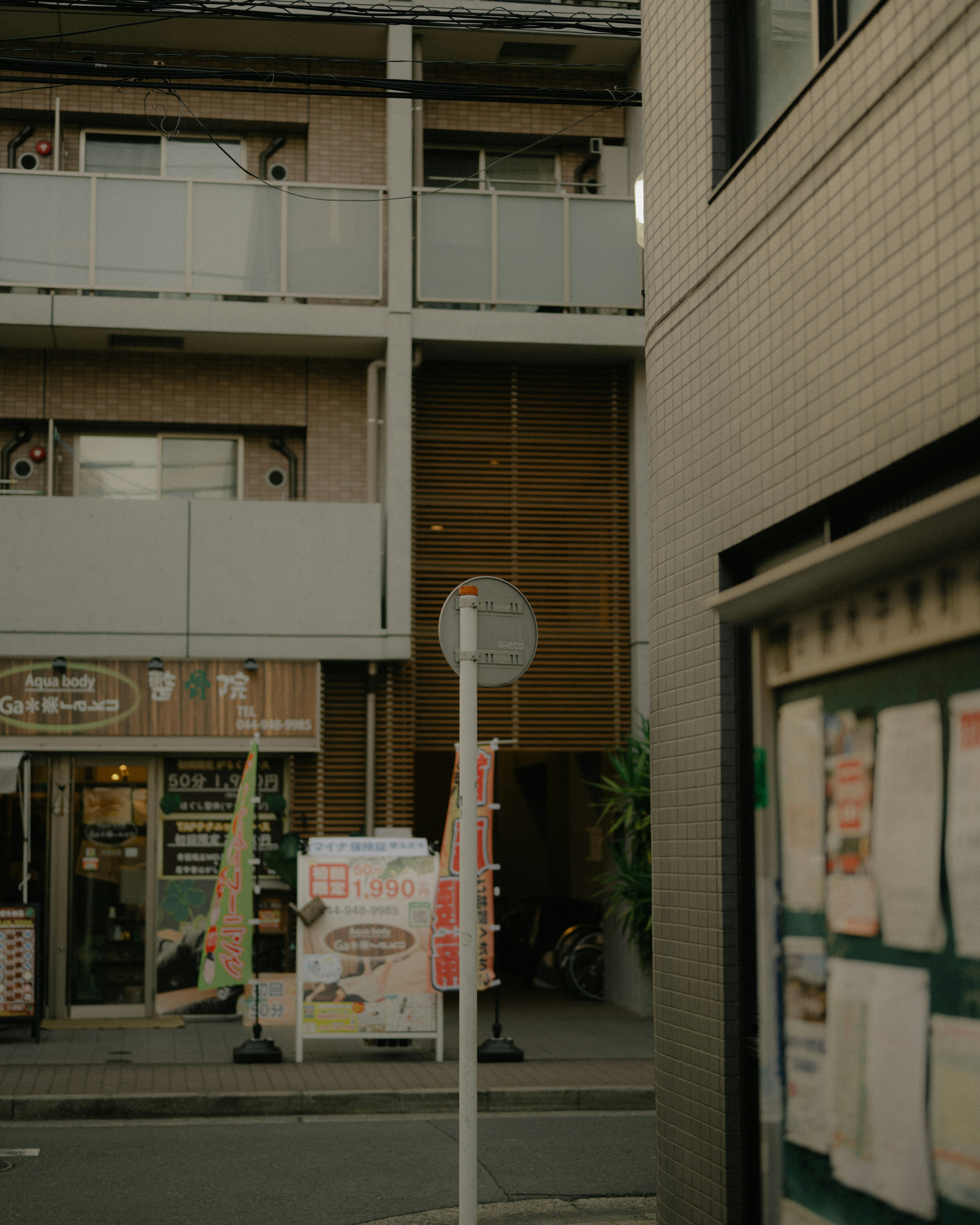 街角の商業エリアにある建物と看板