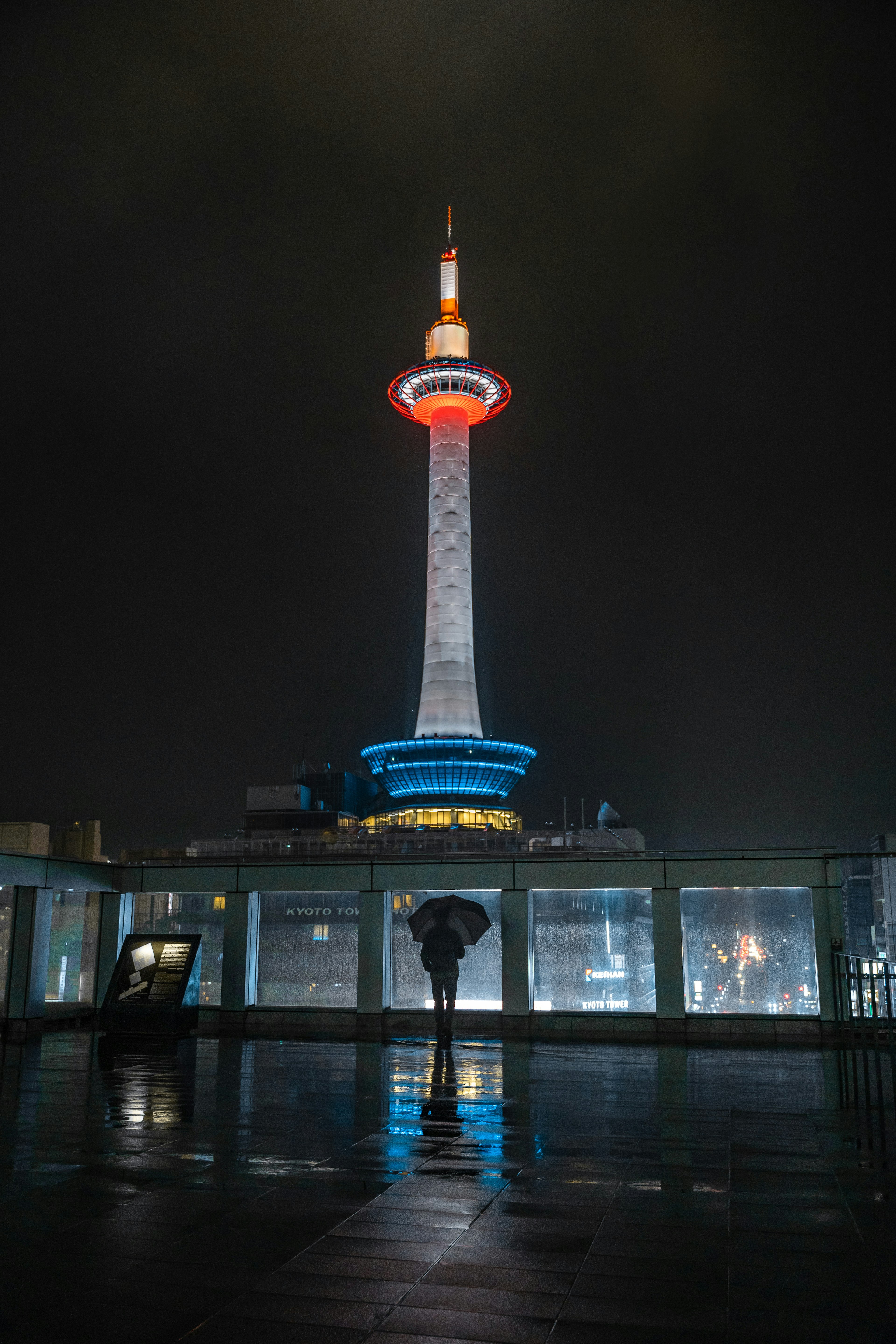 夜の上海タワーの美しい照明と反射を強調した画像