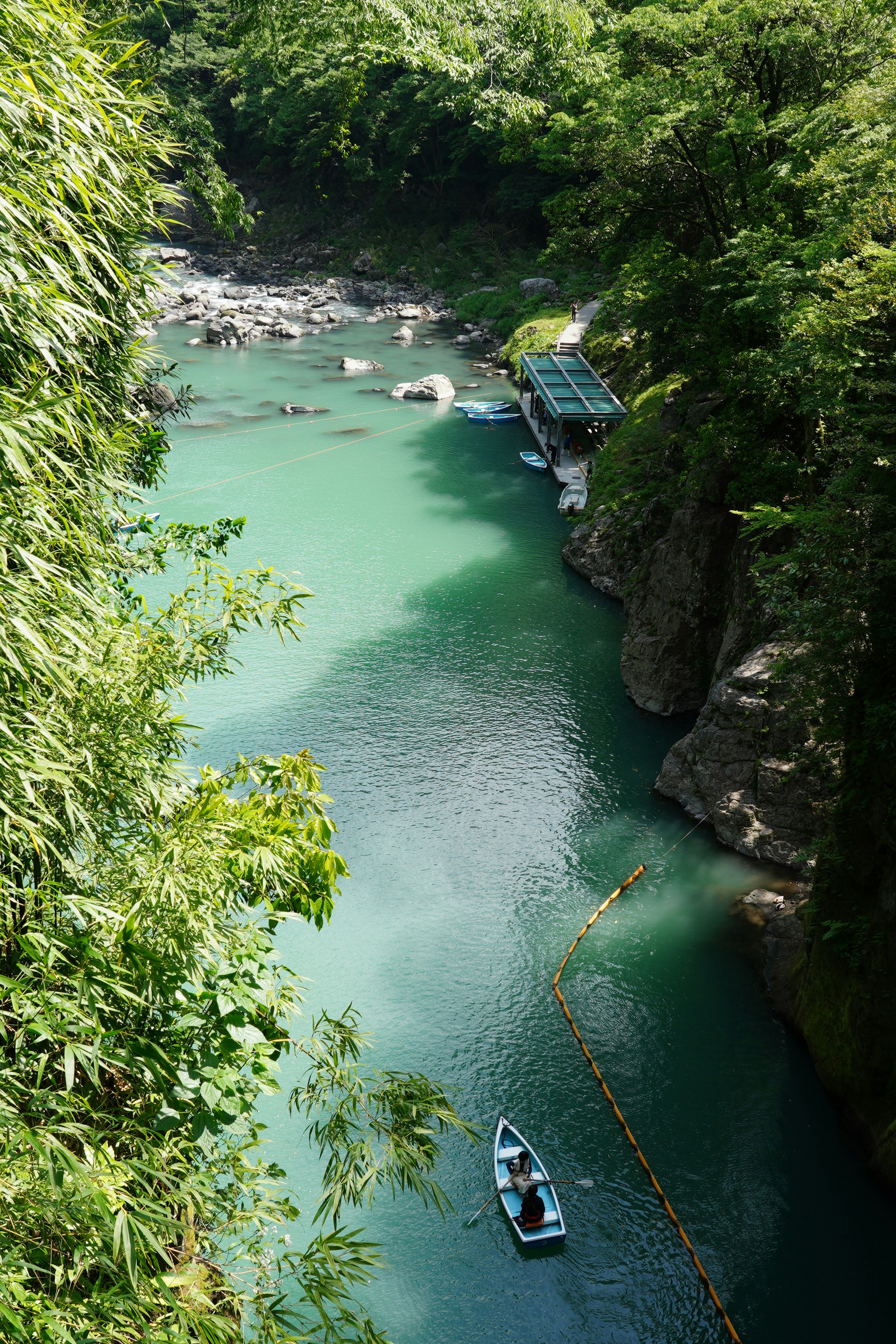 緑豊かな川と小さなボートの風景