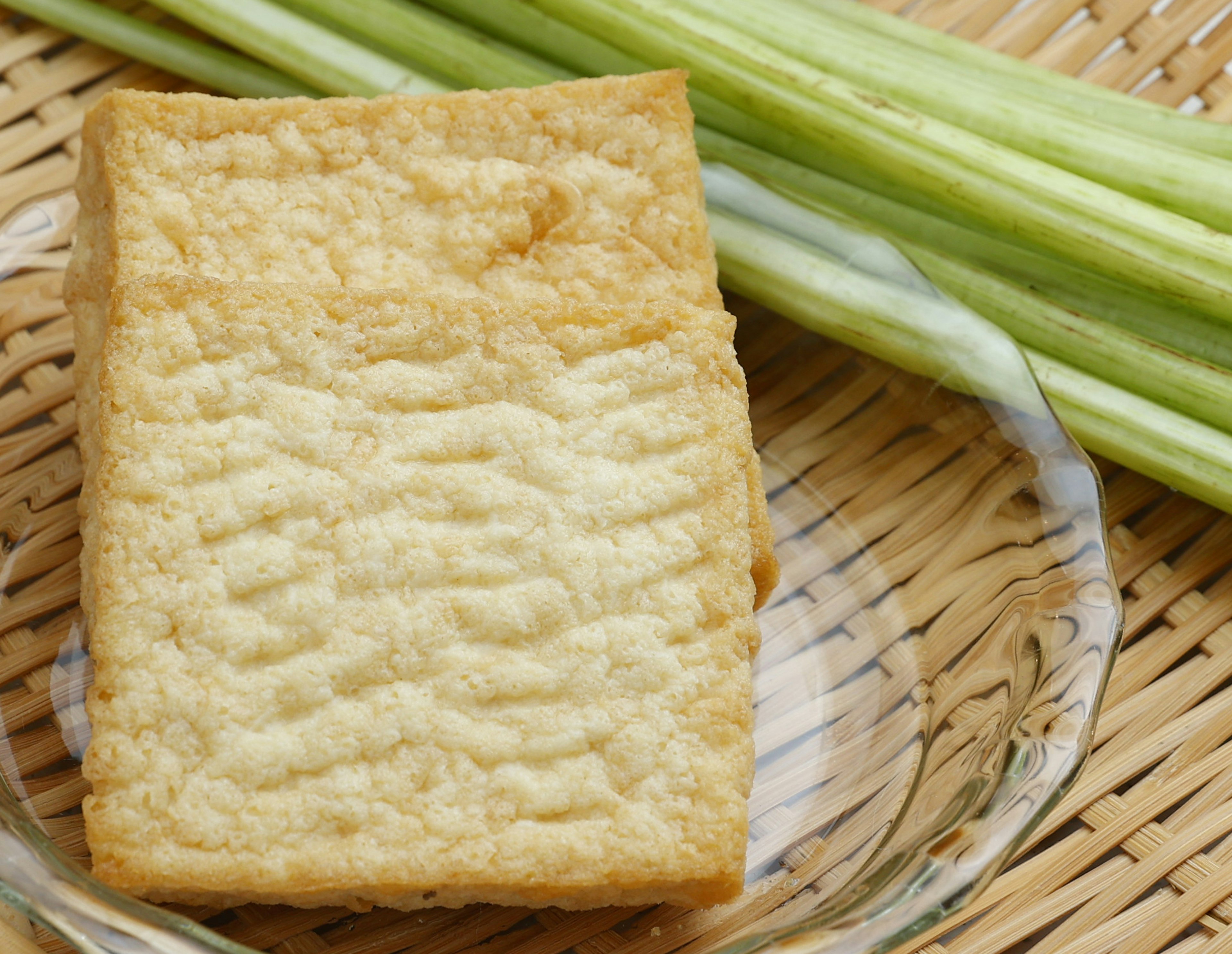 揚げ豆腐のブロックとセロリの茎が並ぶ