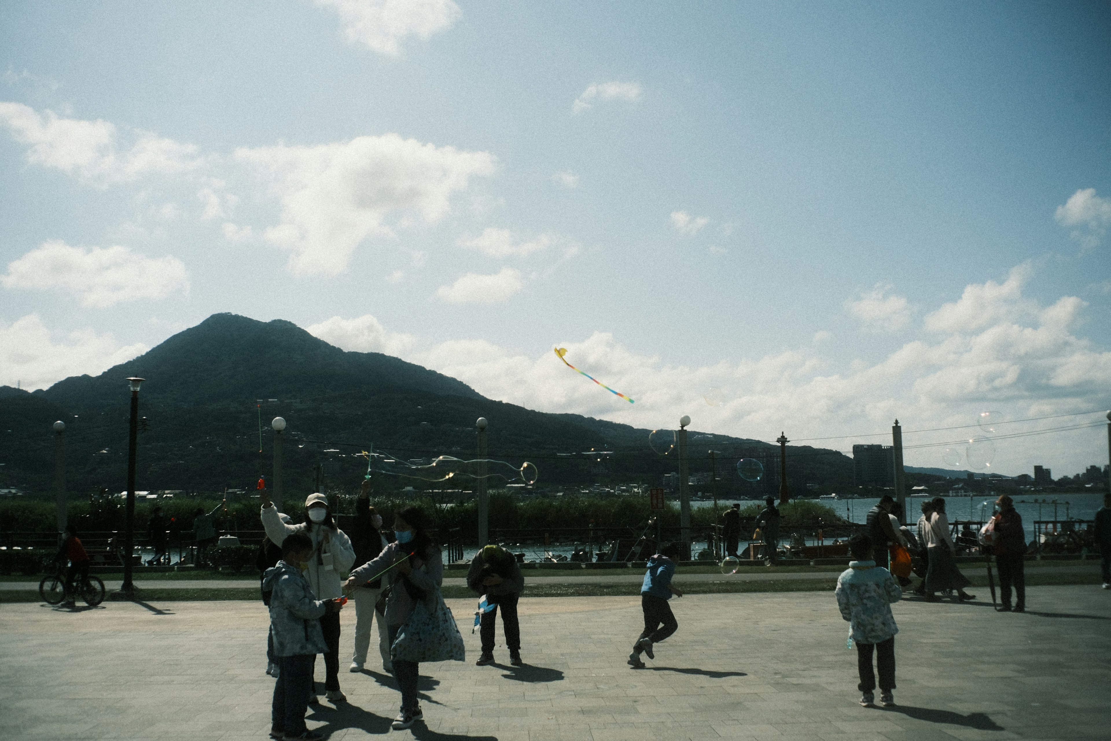 子供たちが遊んでいる広場と山の背景