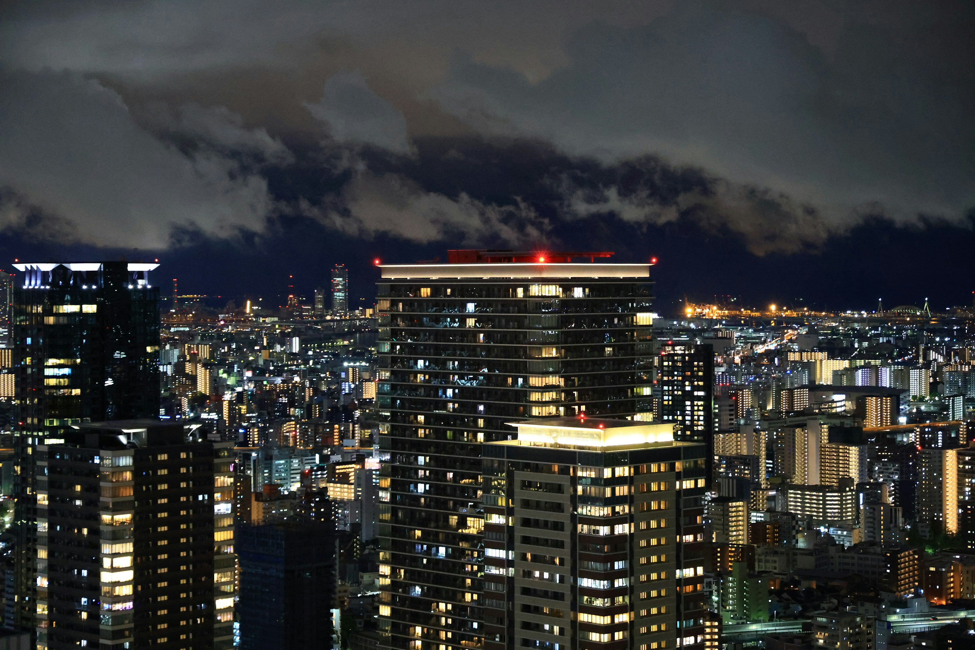 Vista nocturna de rascacielos con nubes en el cielo