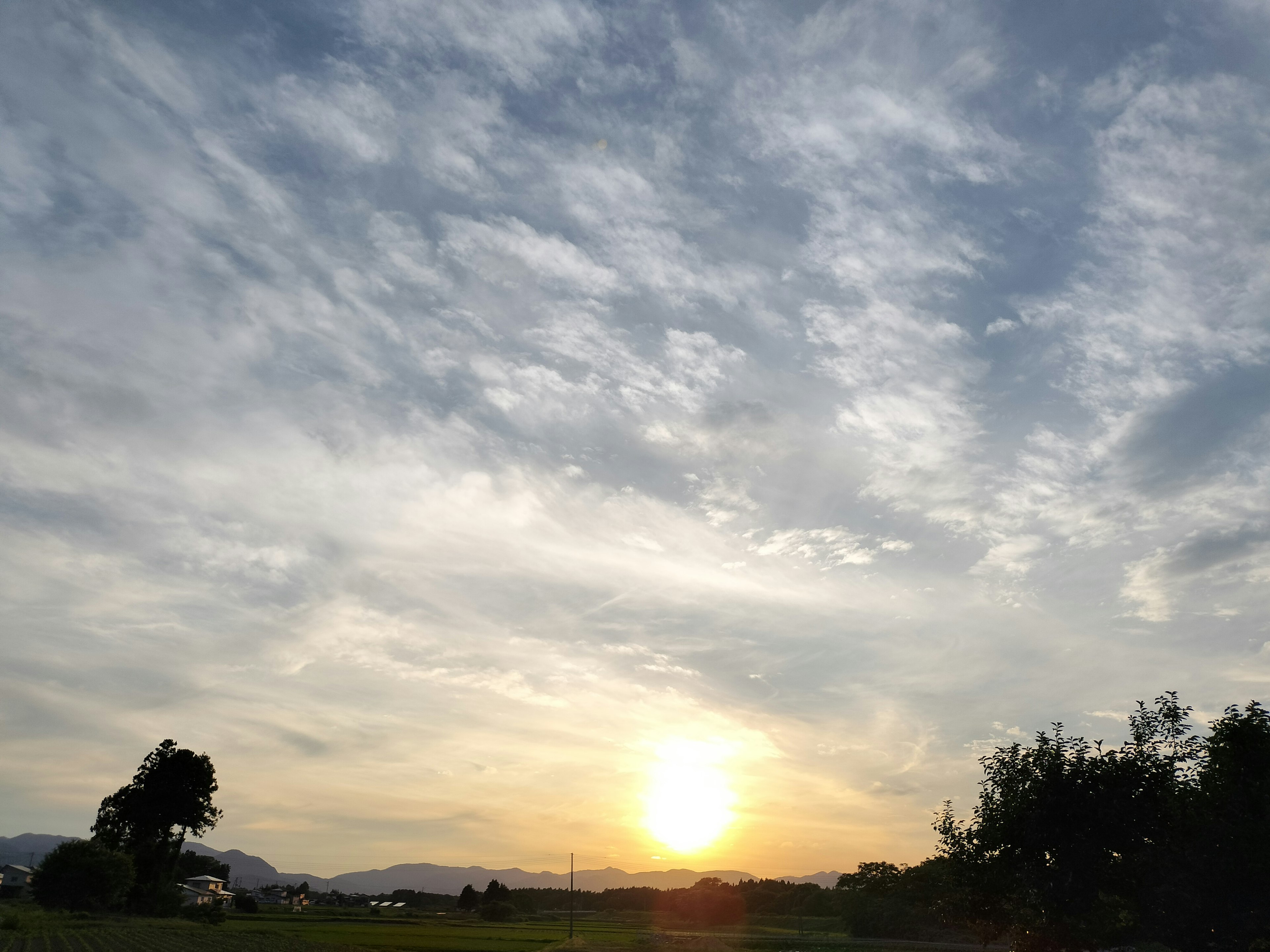 美しい夕日が雲を照らす風景