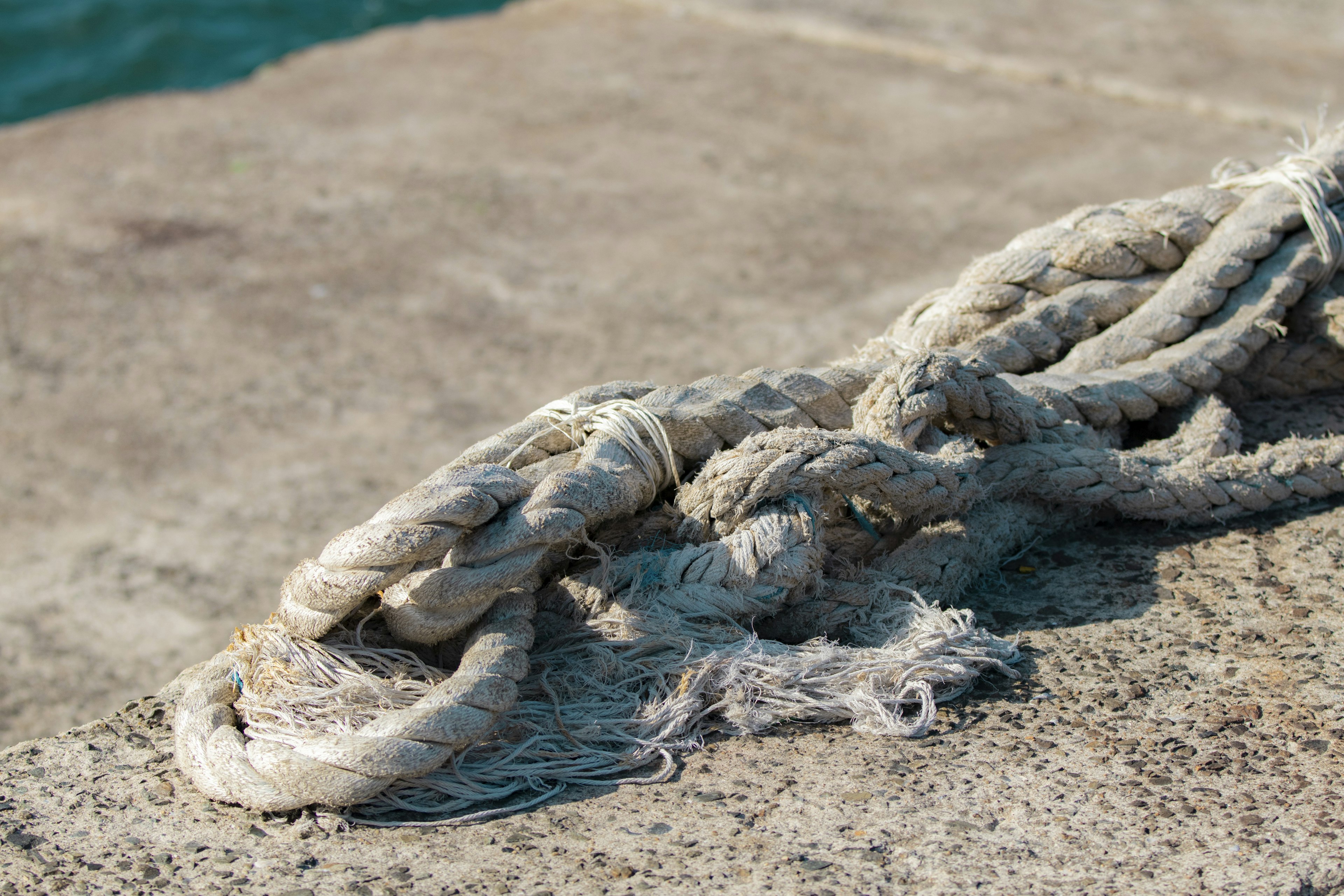 Primer plano de una cuerda vieja en el muelle