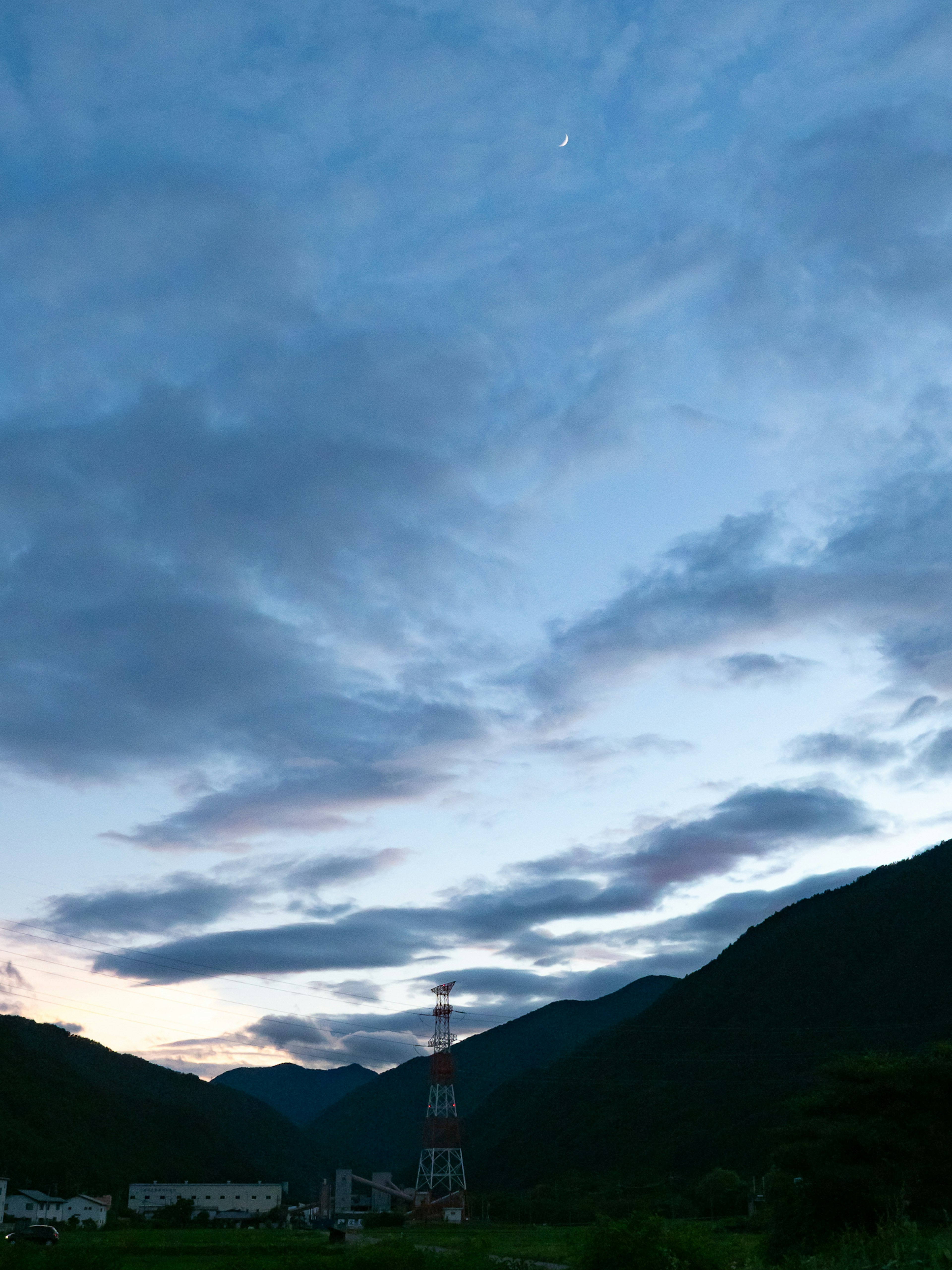 Berglandschaft mit blauem Himmel und Wolken mit einem kleinen Turm