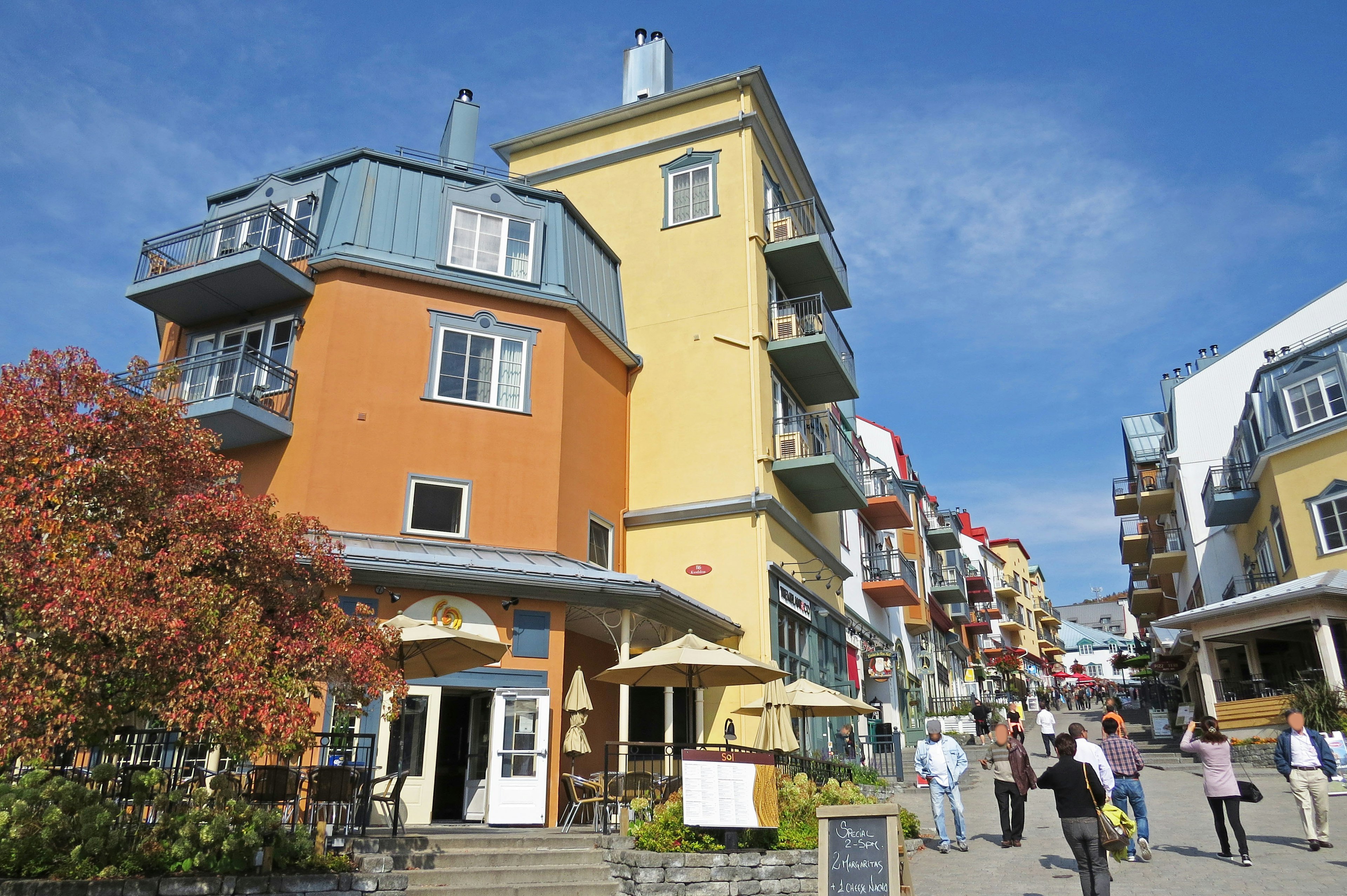 Bunte Gebäude und belebte Straßenszene