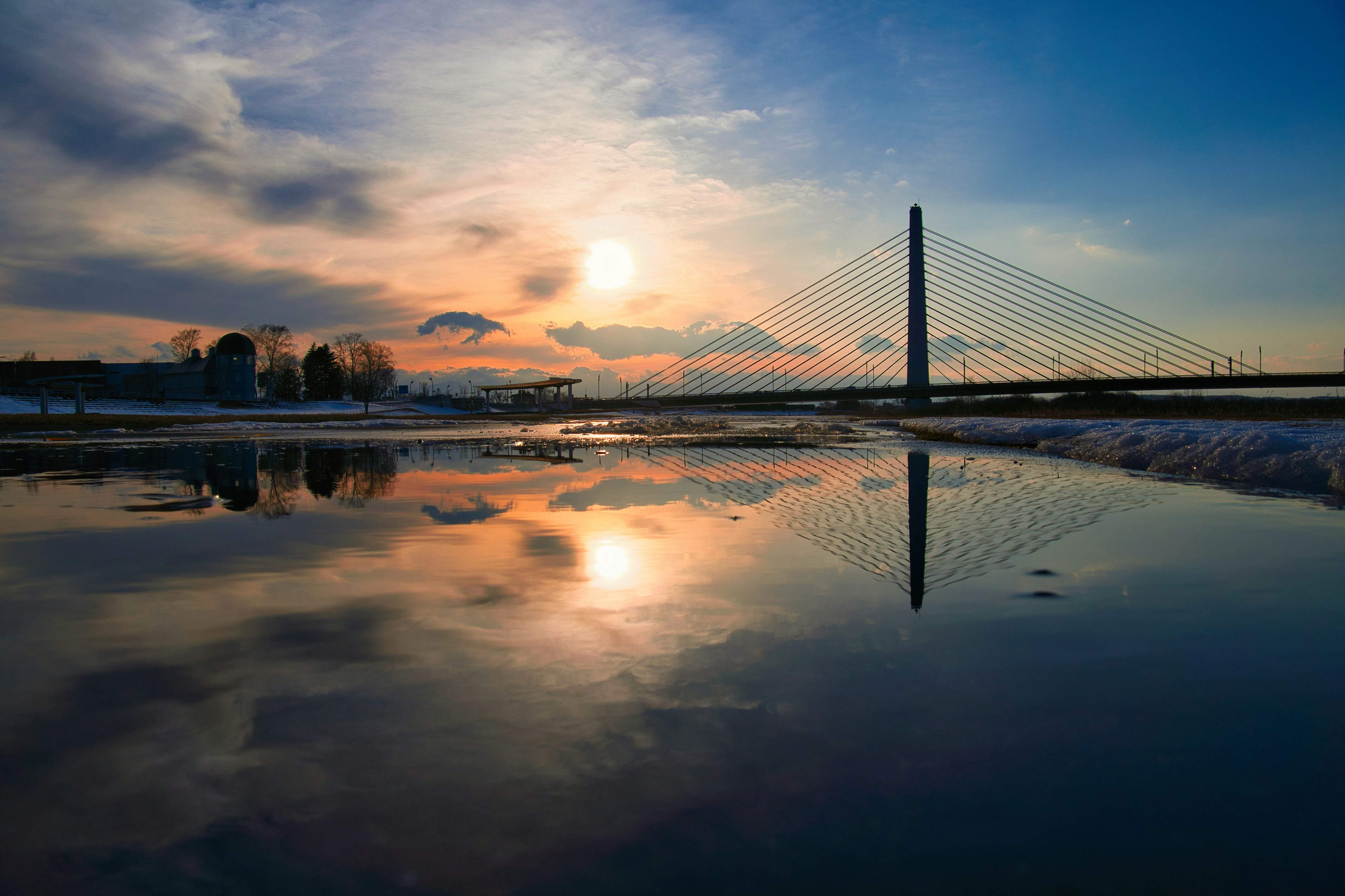 Schöner Sonnenuntergang und Himmel auf der Wasseroberfläche reflektiert