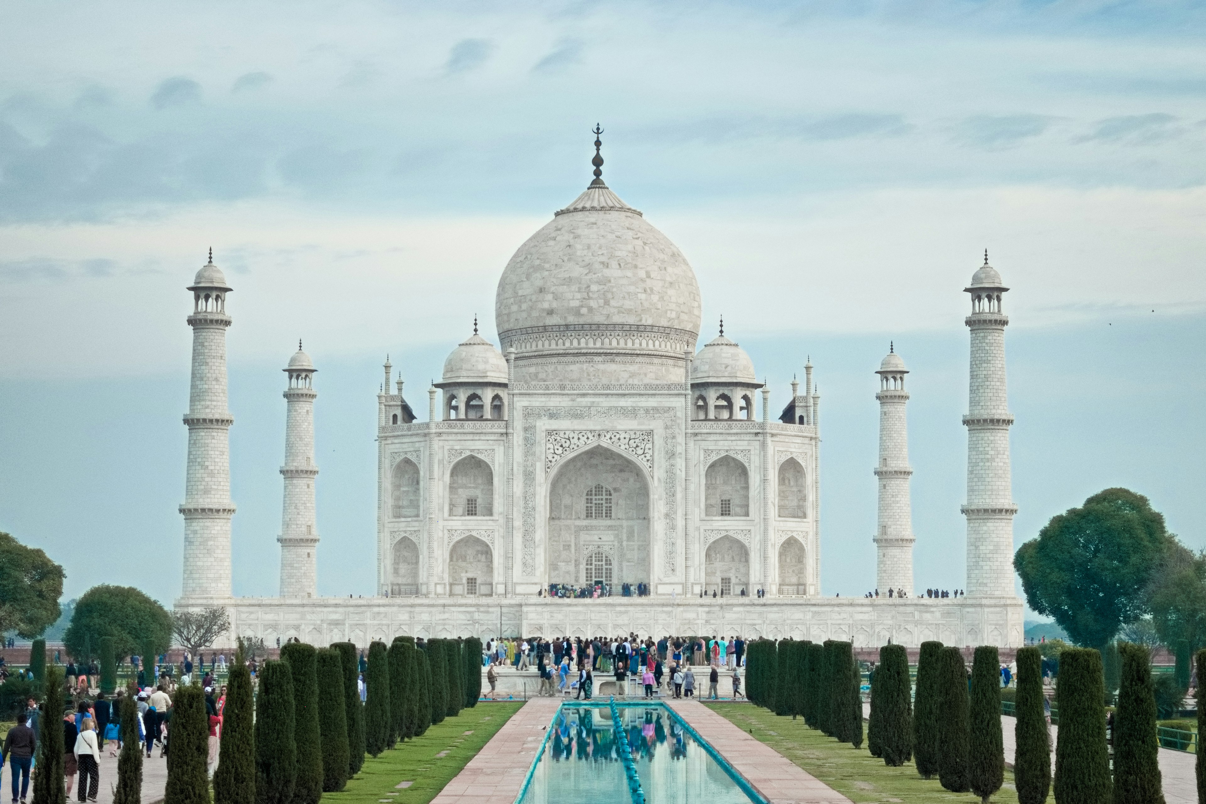 La impresionante estructura de mármol blanco del Taj Mahal y los jardines circundantes