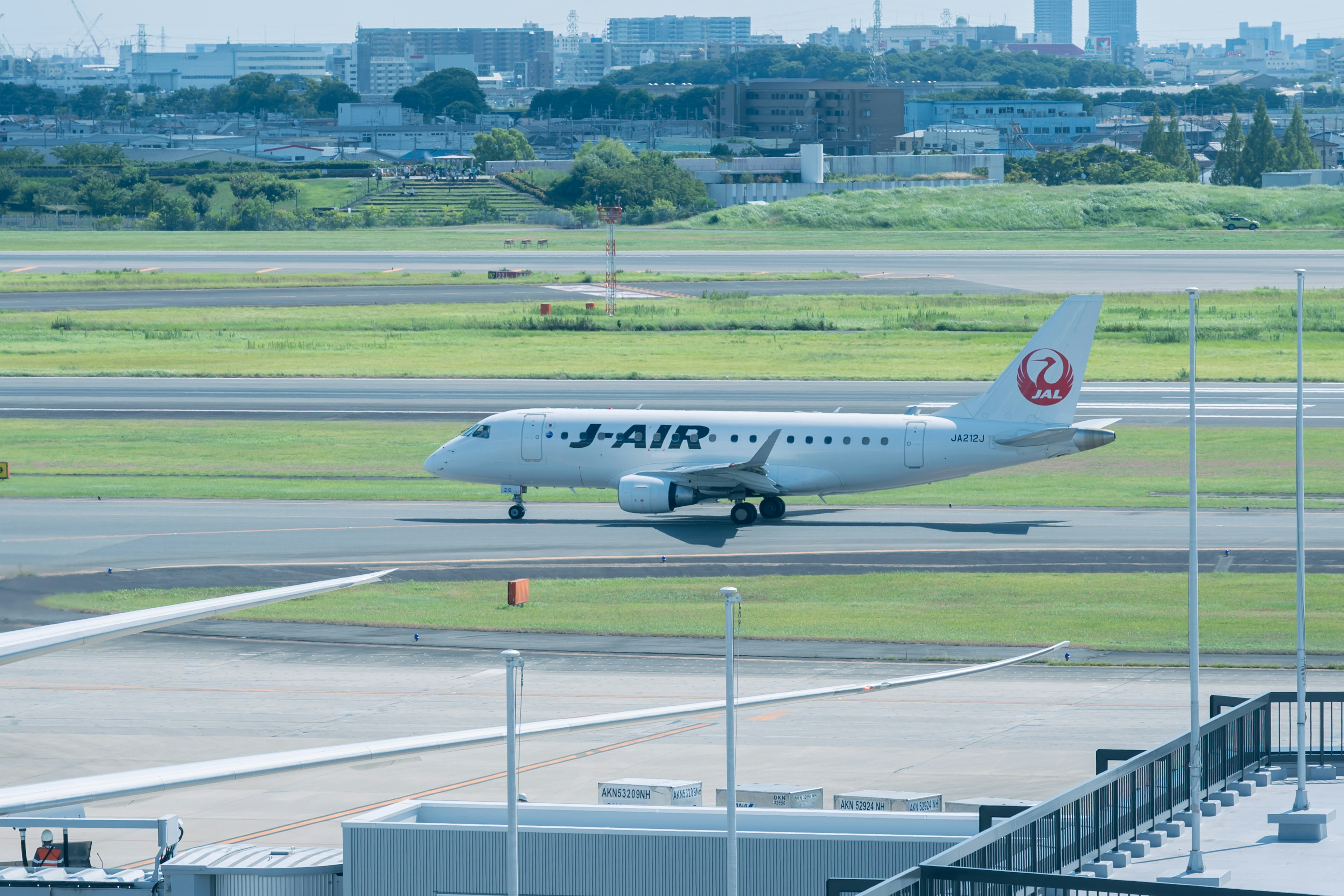 เครื่องบินโดยสาร J-AIR ที่กำลังแล่นอยู่บนรันเวย์สนามบิน