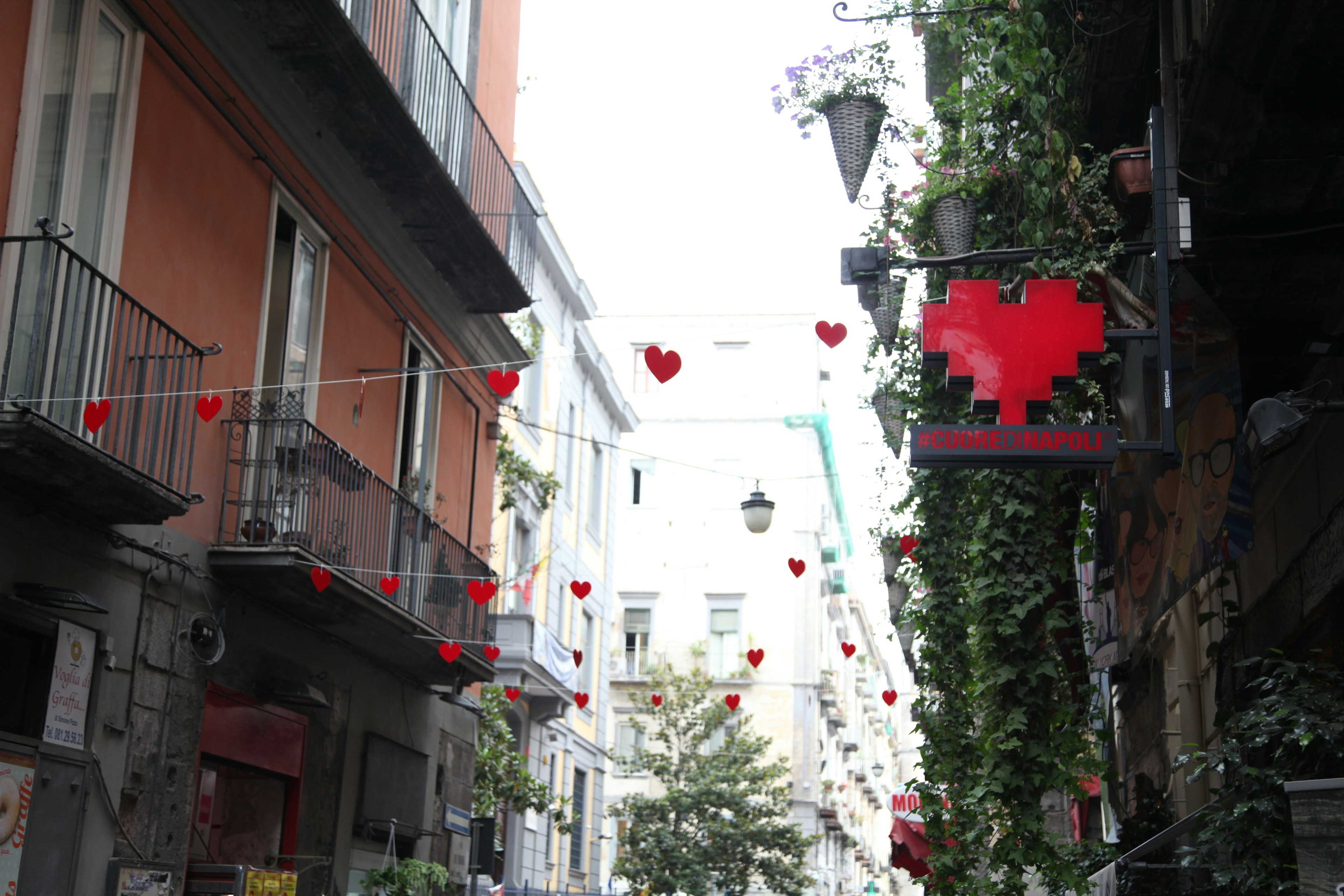 Vista de la calle decorada con adornos en forma de corazón rojo