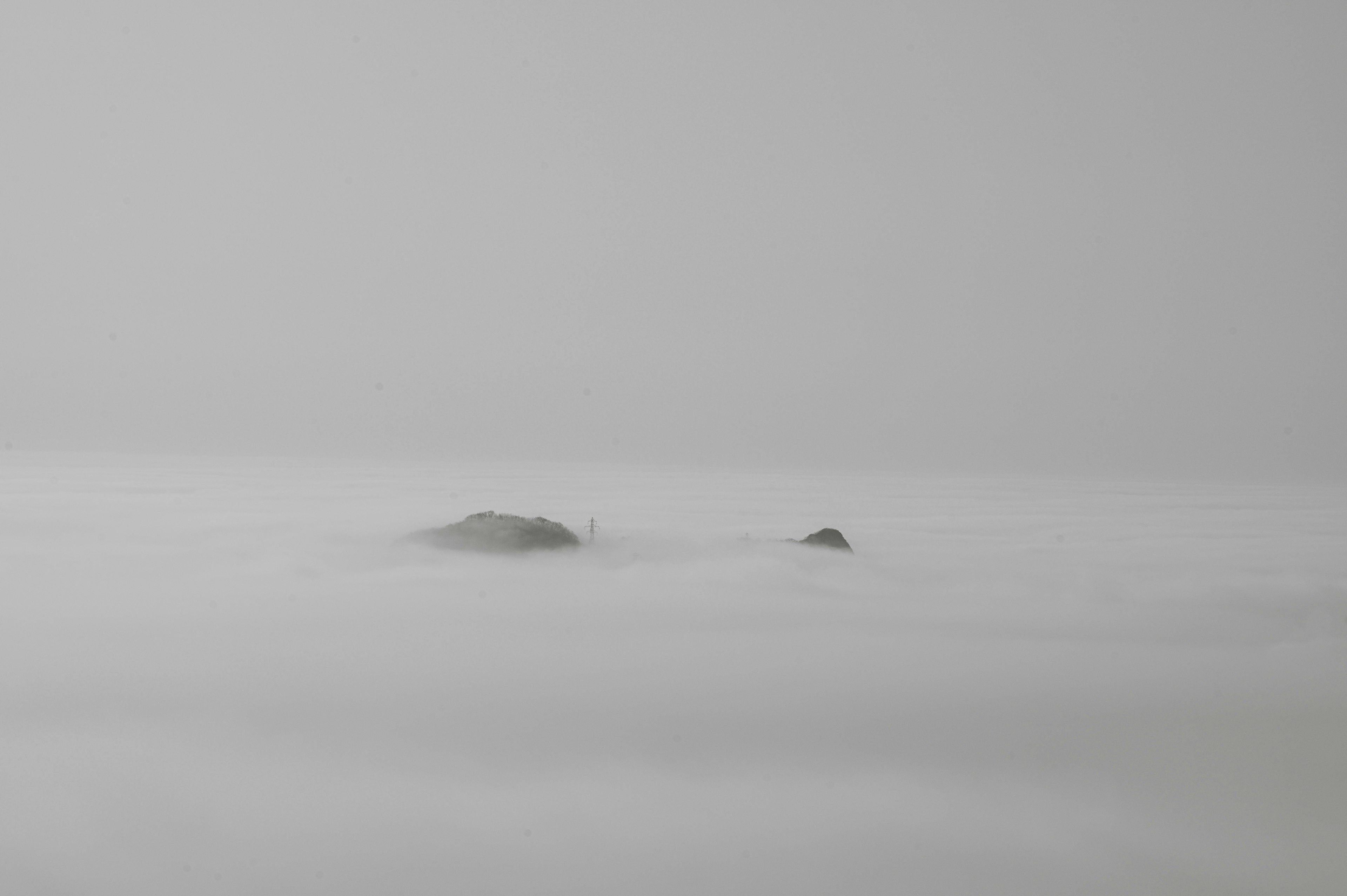 霧の中に浮かぶ岩の風景