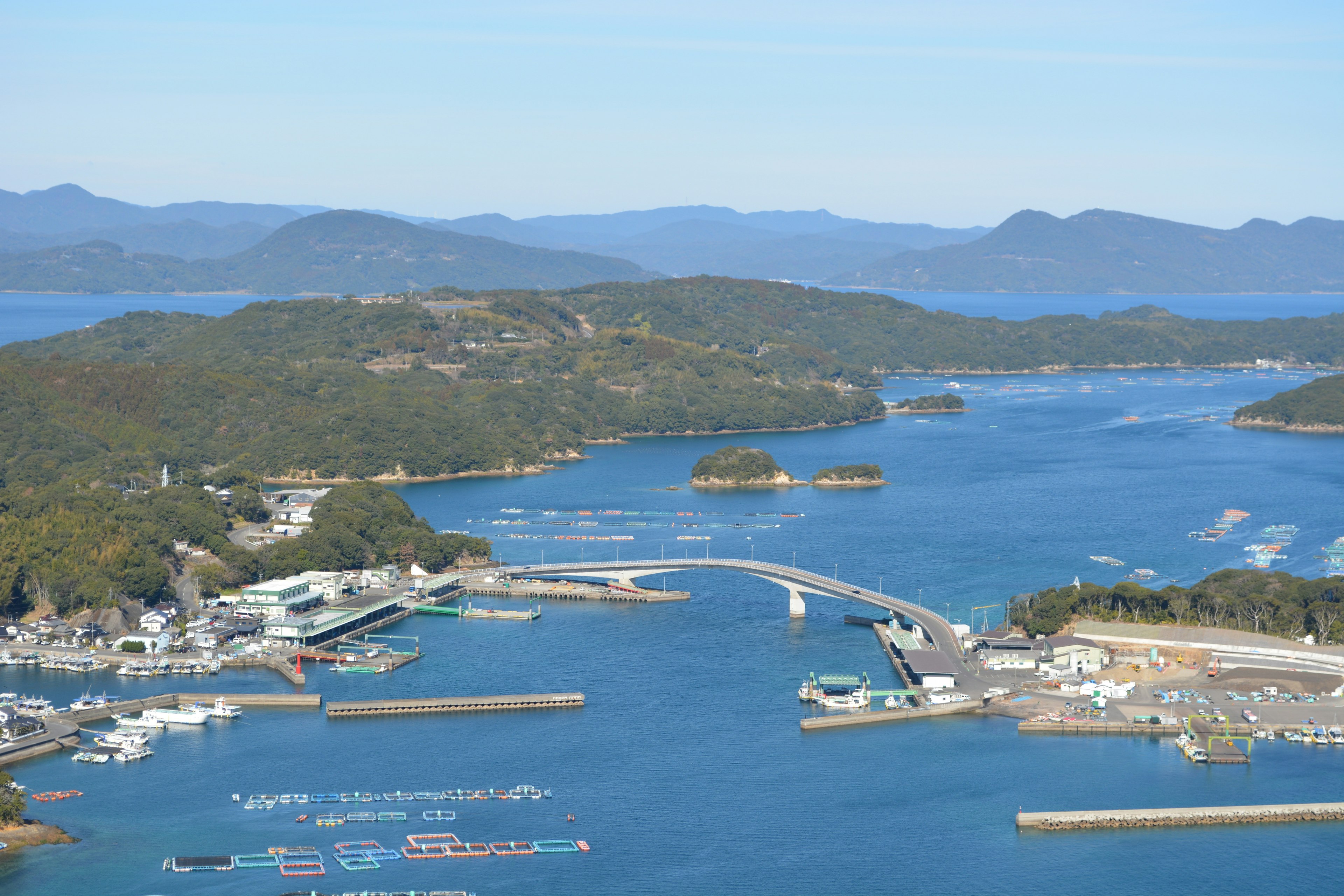 Vue aérienne d'une ville portuaire pittoresque entourée de montagnes et de mer