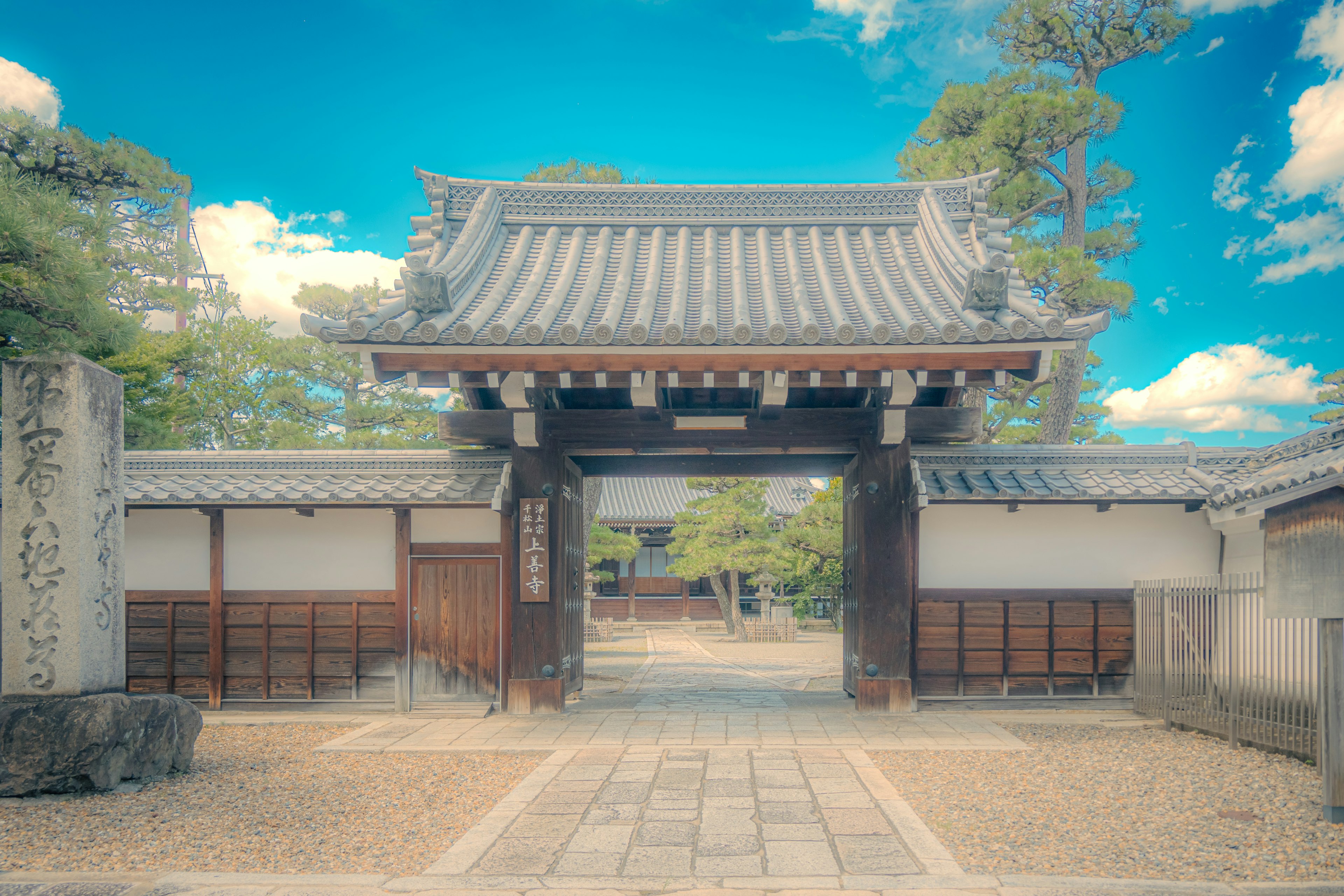 Pintu tradisional Jepang di bawah langit biru cerah