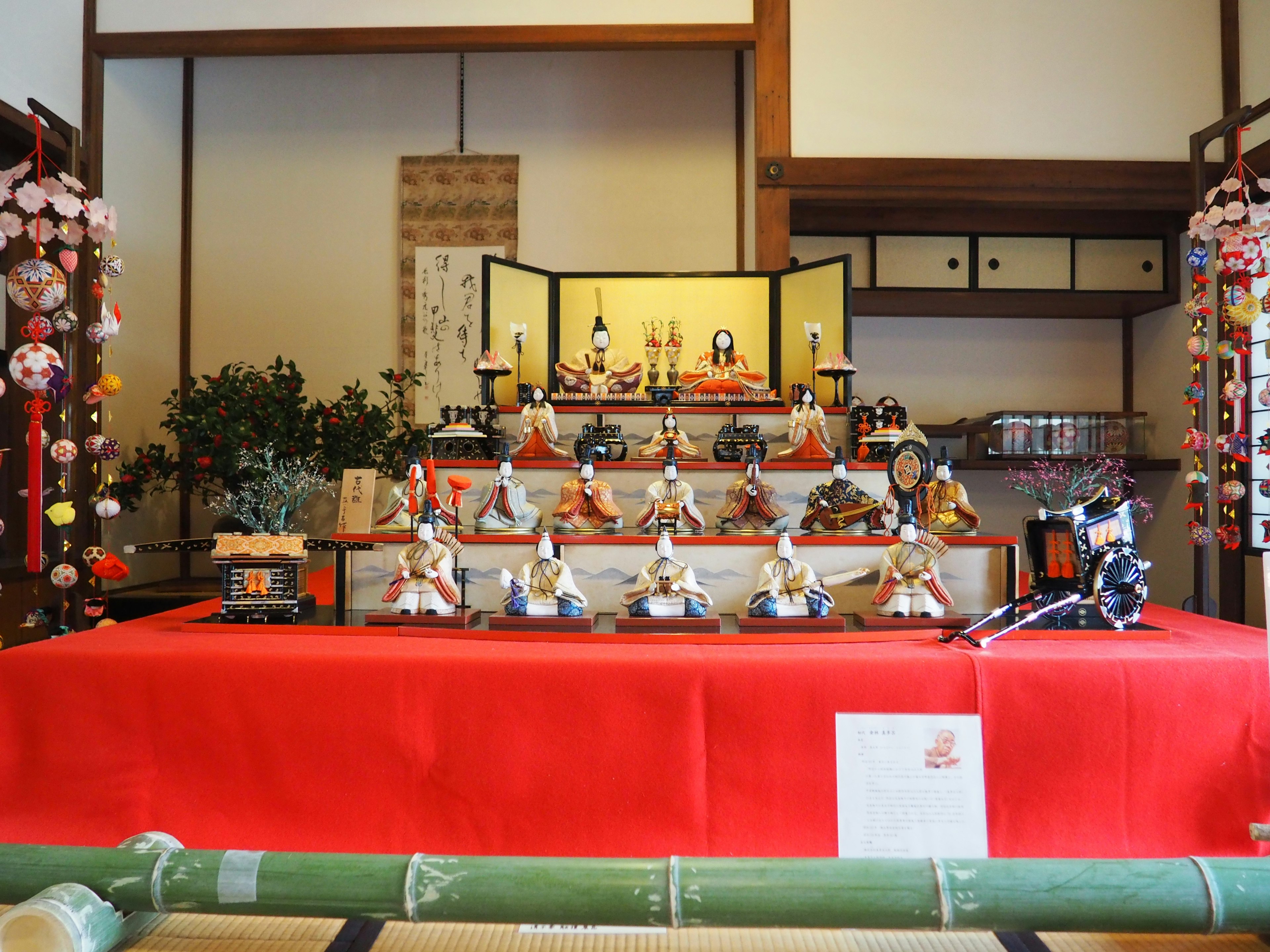 Escena interior con una hermosa exhibición de muñecas hina para Hinamatsuri