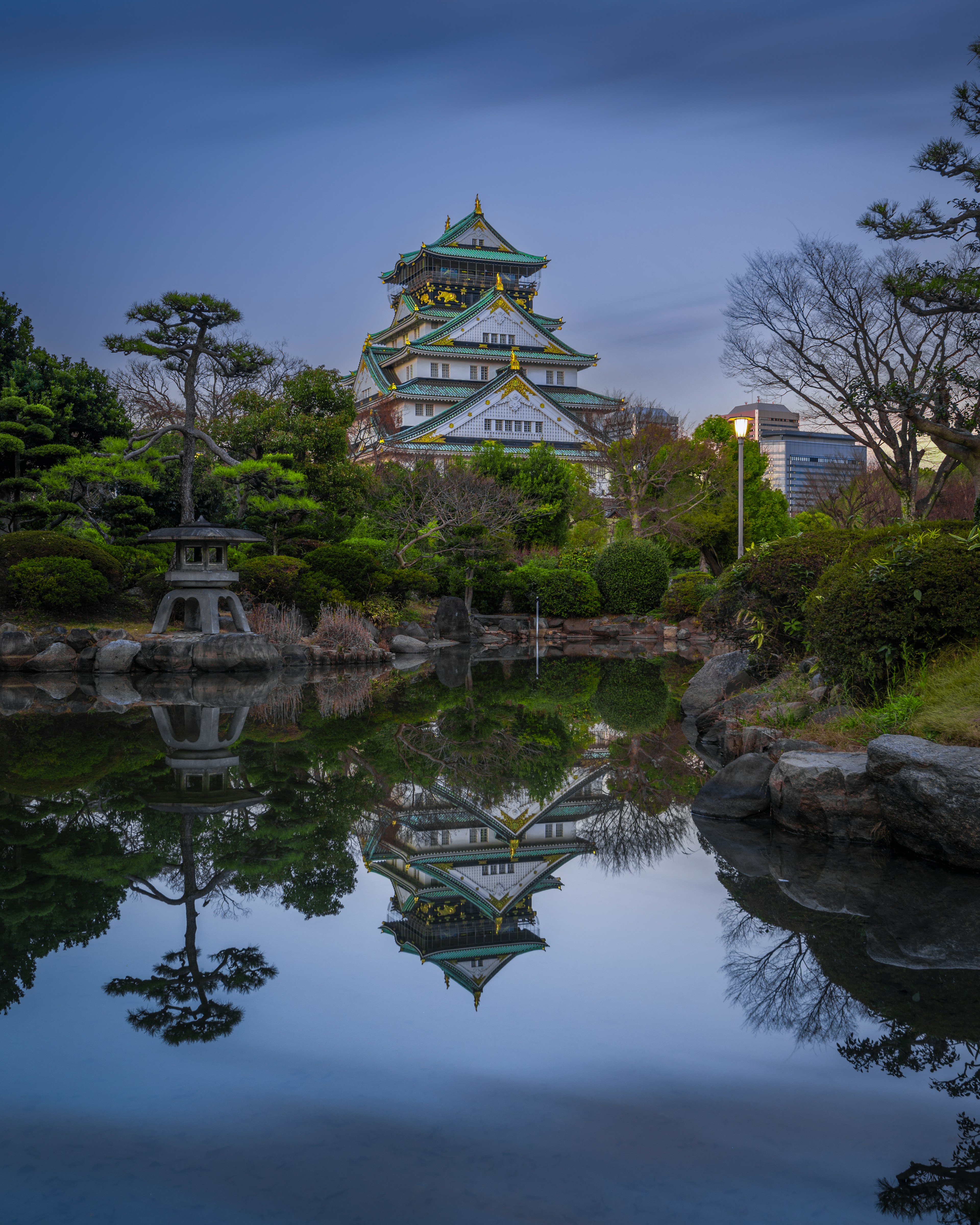 美しい大阪城が静かな池に映る風景