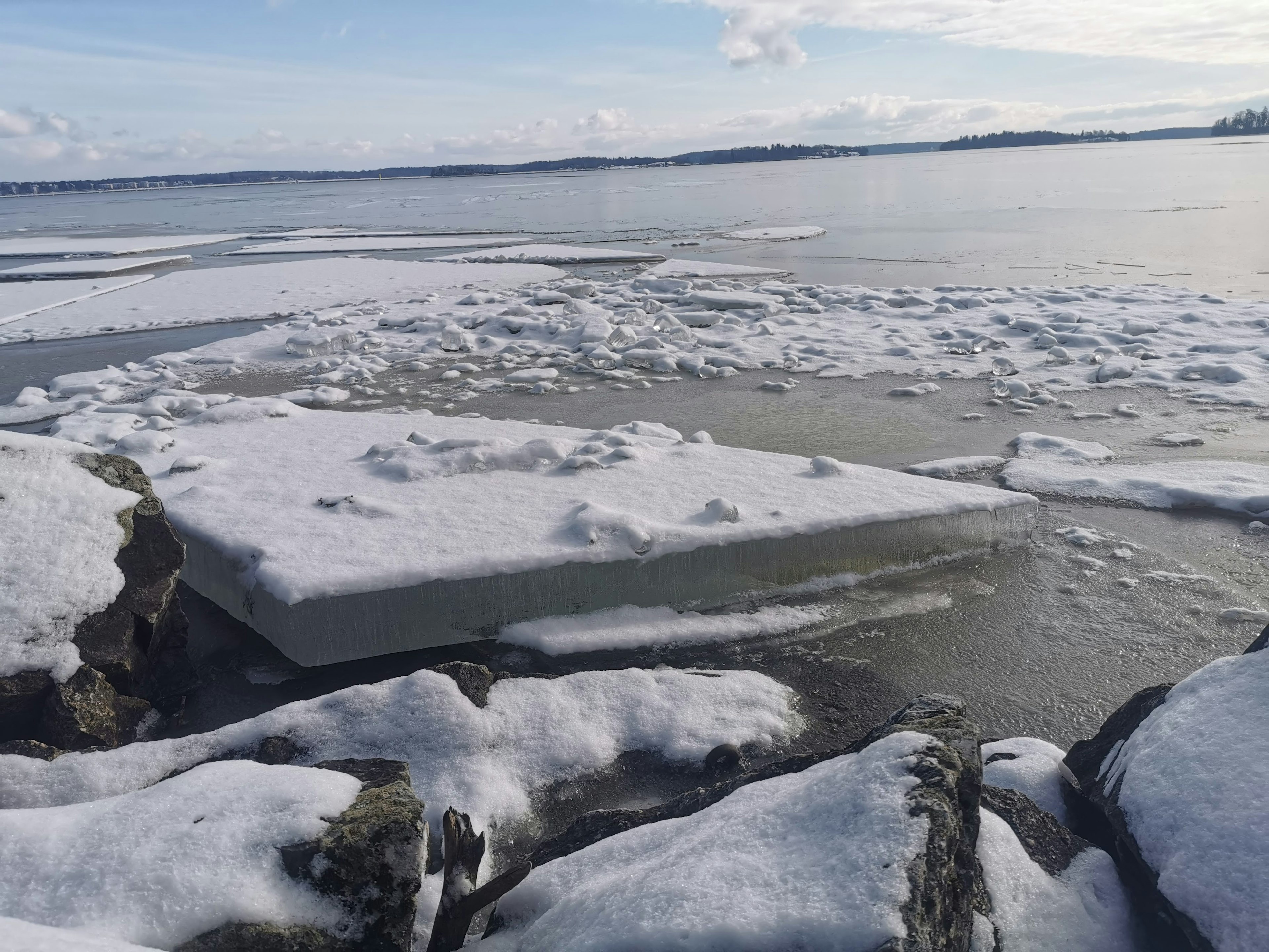 Gefrorene Felsen und ruhige Seelandschaft