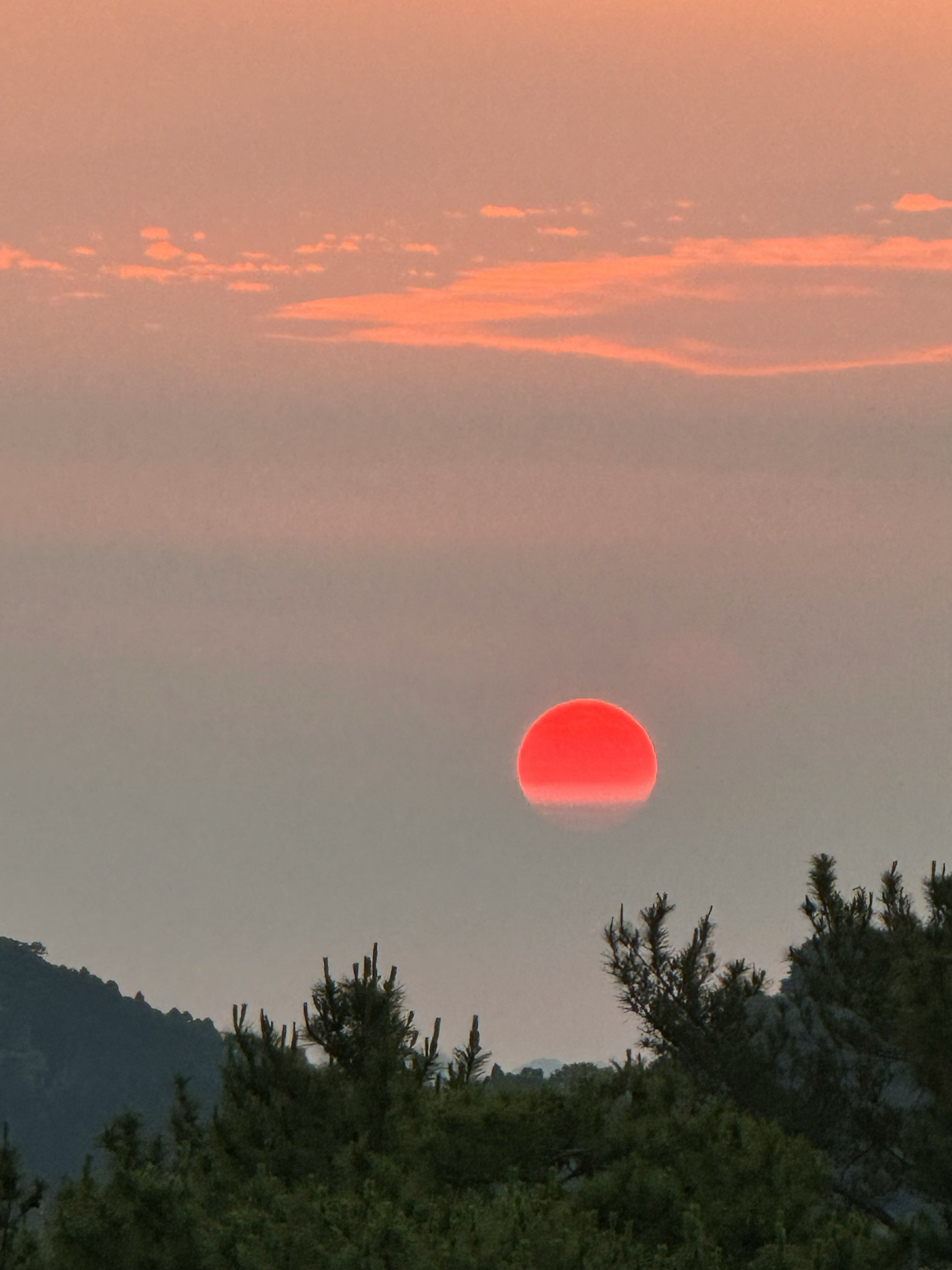 夕日が山の向こうに沈む美しい風景