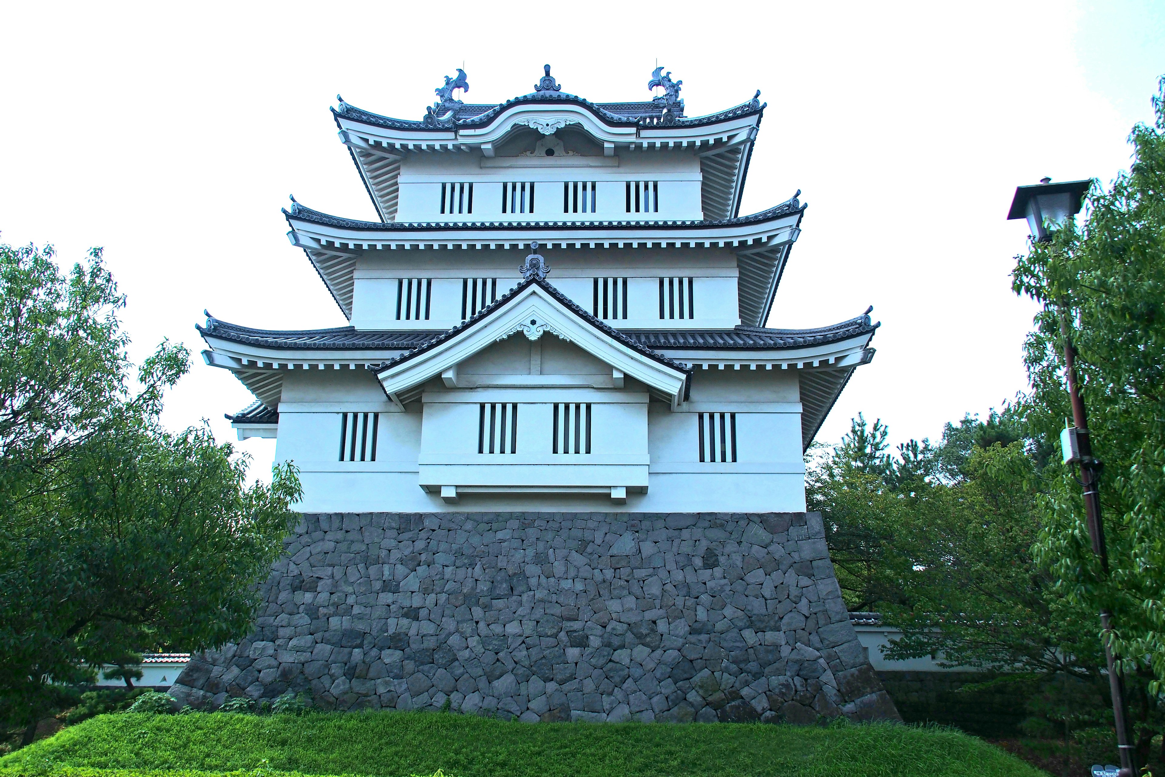 Esterno di un castello bianco con design del tetto distintivo