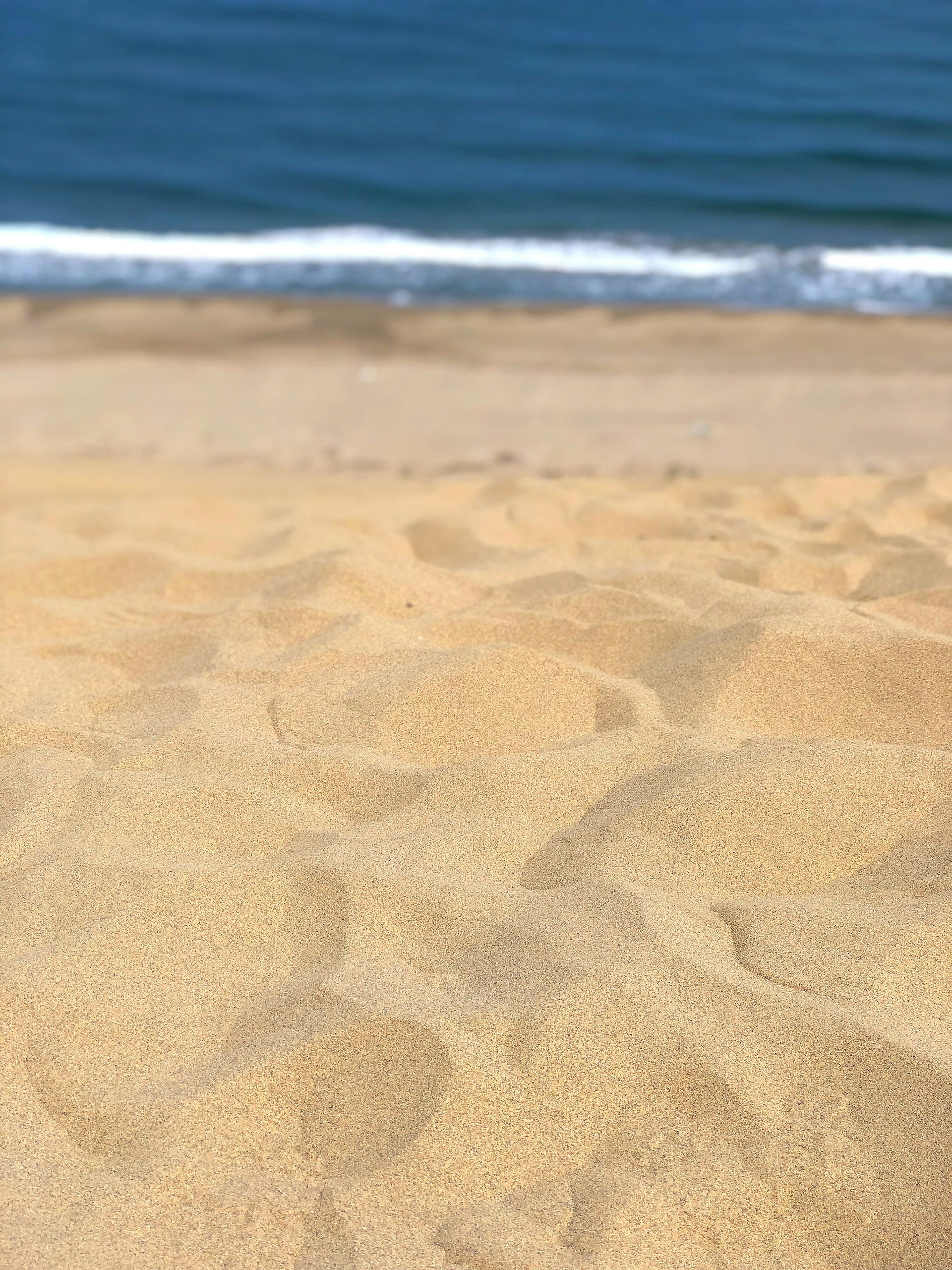 Spiaggia di sabbia con onde oceaniche blu