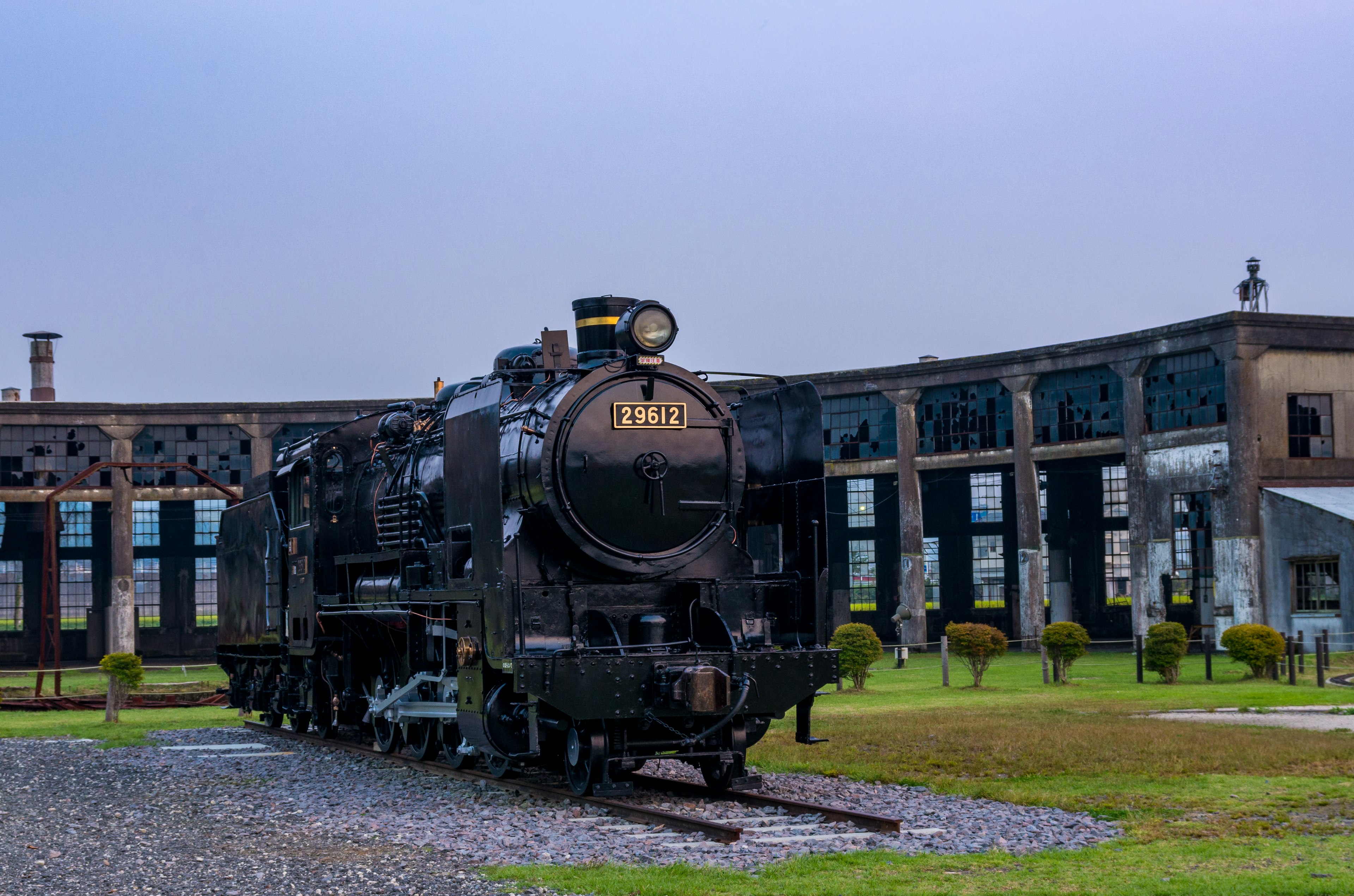 Schwarze Dampflokomotive auf einer Grasfläche geparkt