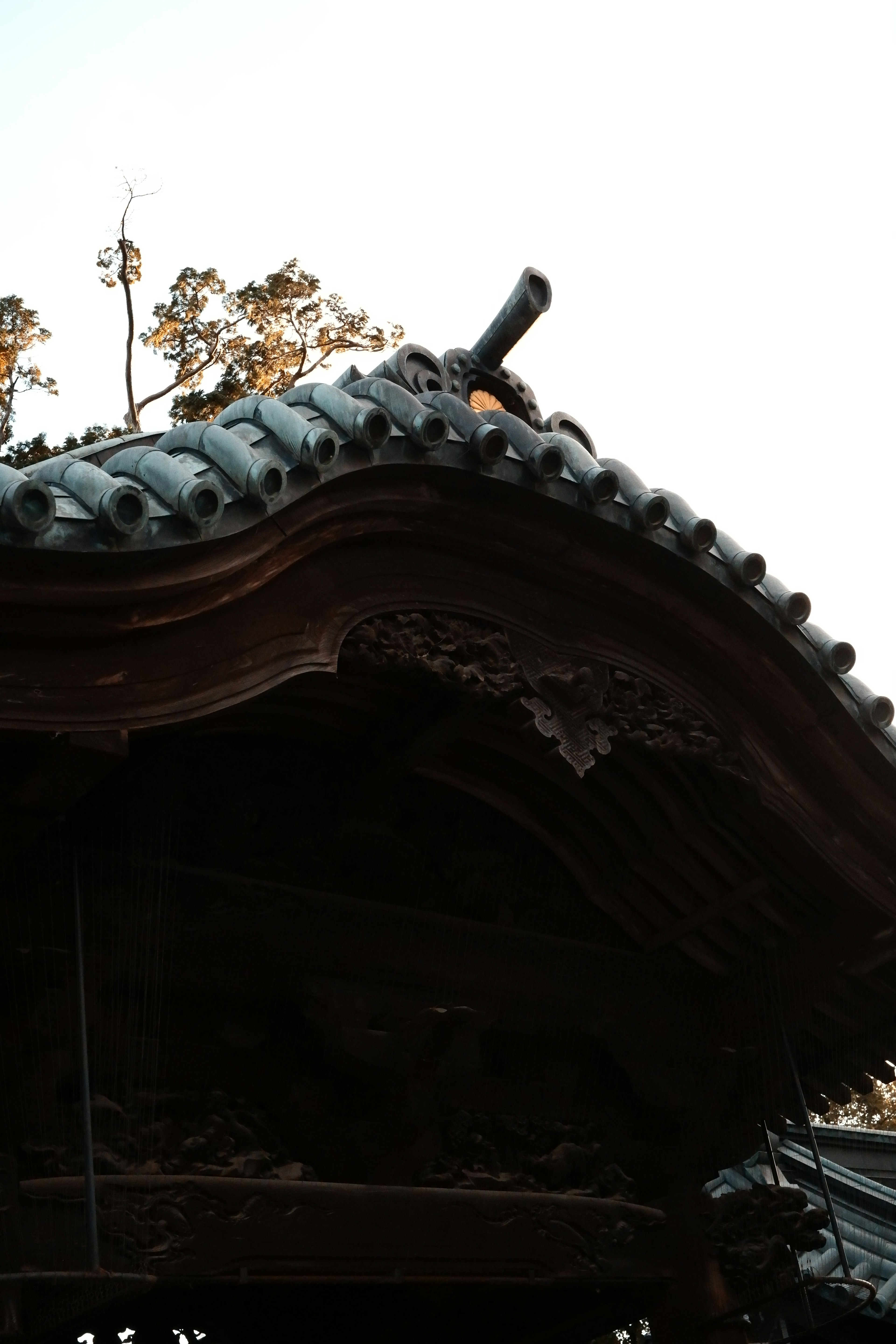 伝統的な日本の寺院の屋根の一部を捉えた画像 美しい曲線と装飾的な要素が特徴