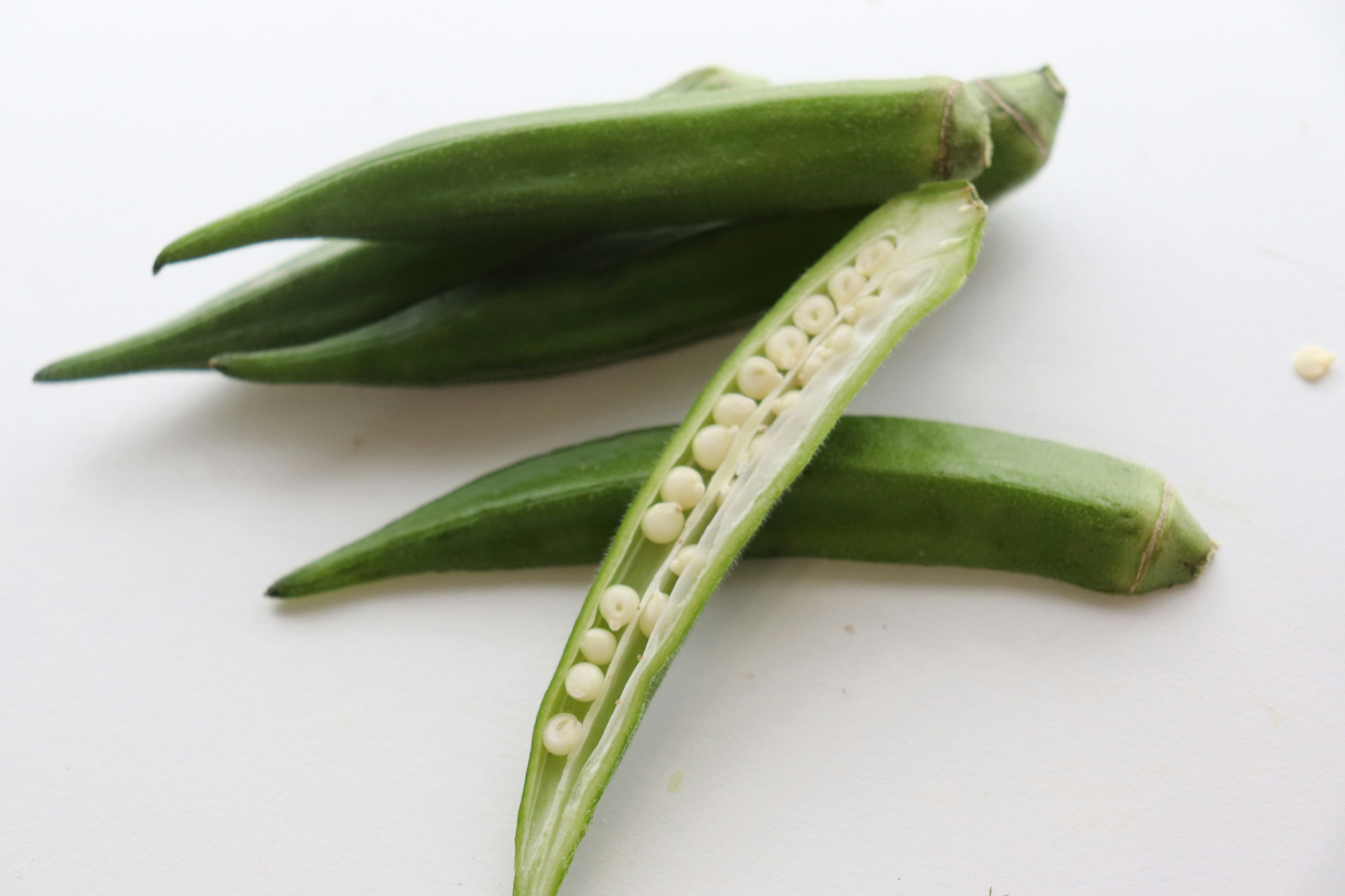 Frische grüne Okra mit einer markanten Querschnitt